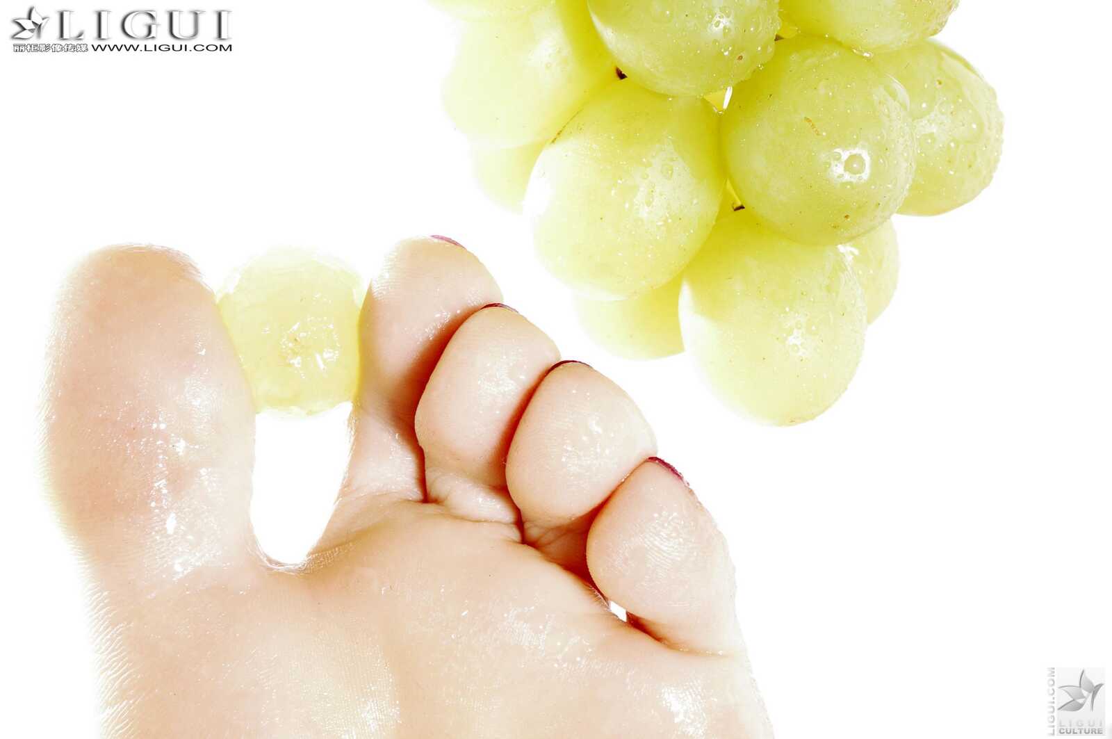 Model 雯雯《水果玉足》 [丽柜LiGui] 美足写真图片第2张