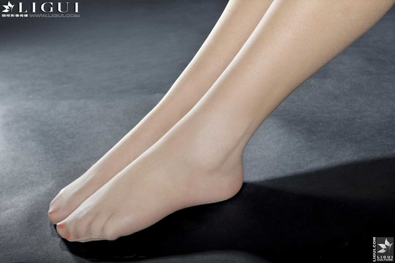 Model 岚岚《OL职业装丝足》 [丽柜LiGui] 美腿玉足写第1张