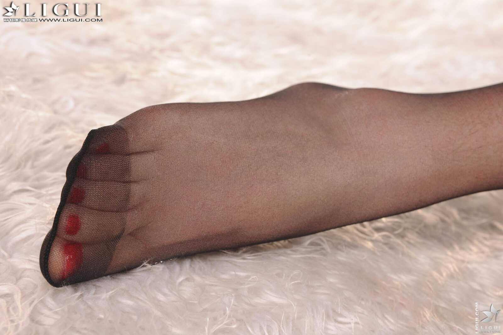 [丽柜LiGui] Model 允儿《黑丝OL职业装》 美腿玉足写第10张