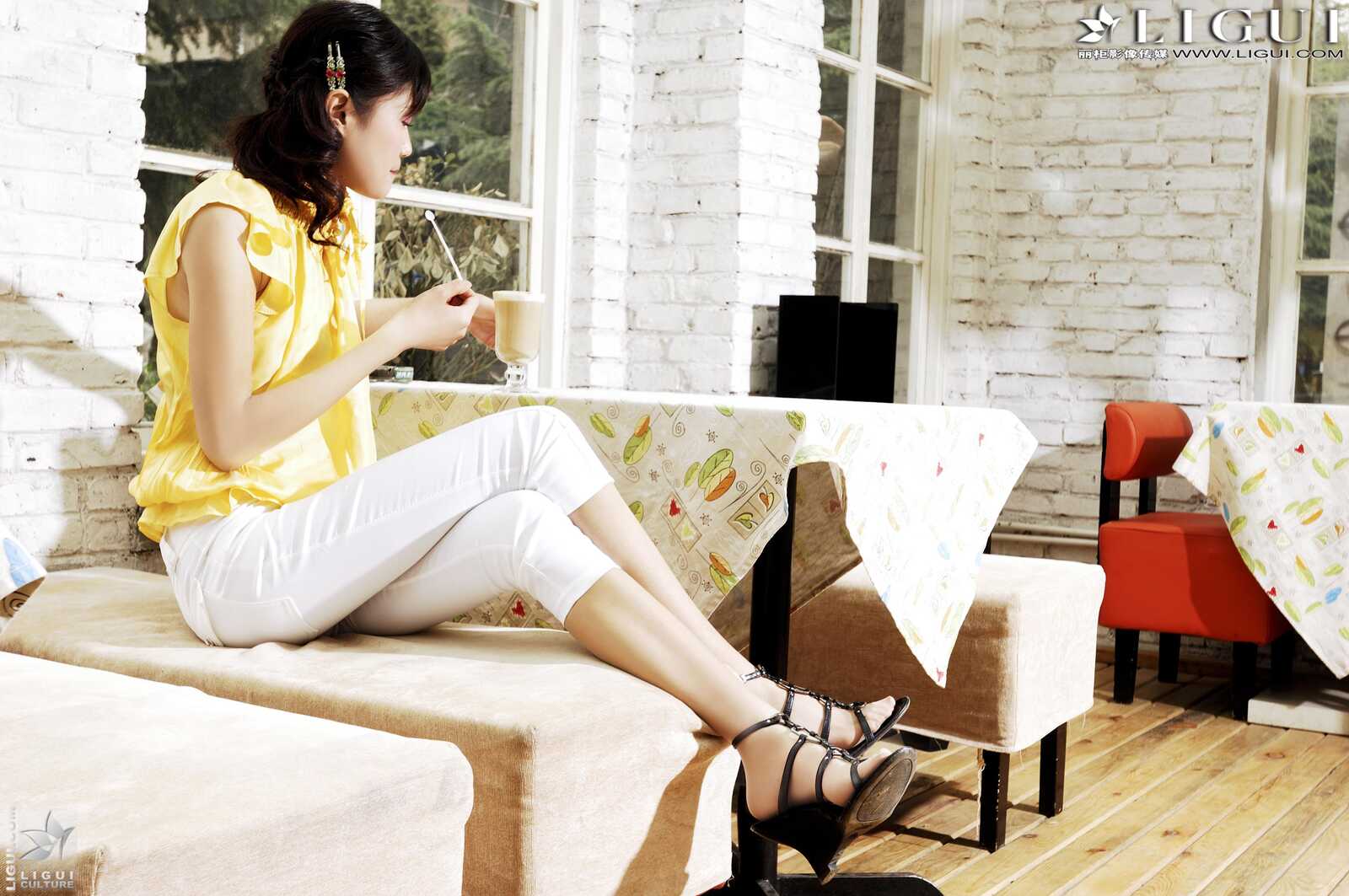 [丽柜贵足LiGui] Model 婷婷《街拍高跟系列》美腿丝第11张