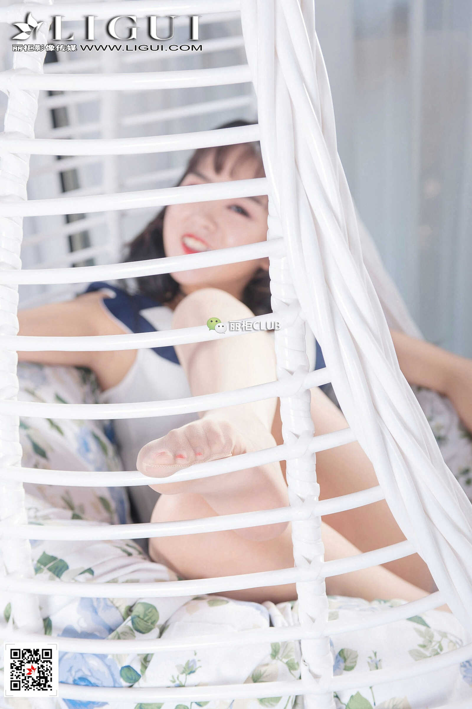 Model 刘悦《摇篮椅丝足美腿》 [丽柜Ligui] 写真集第4张
