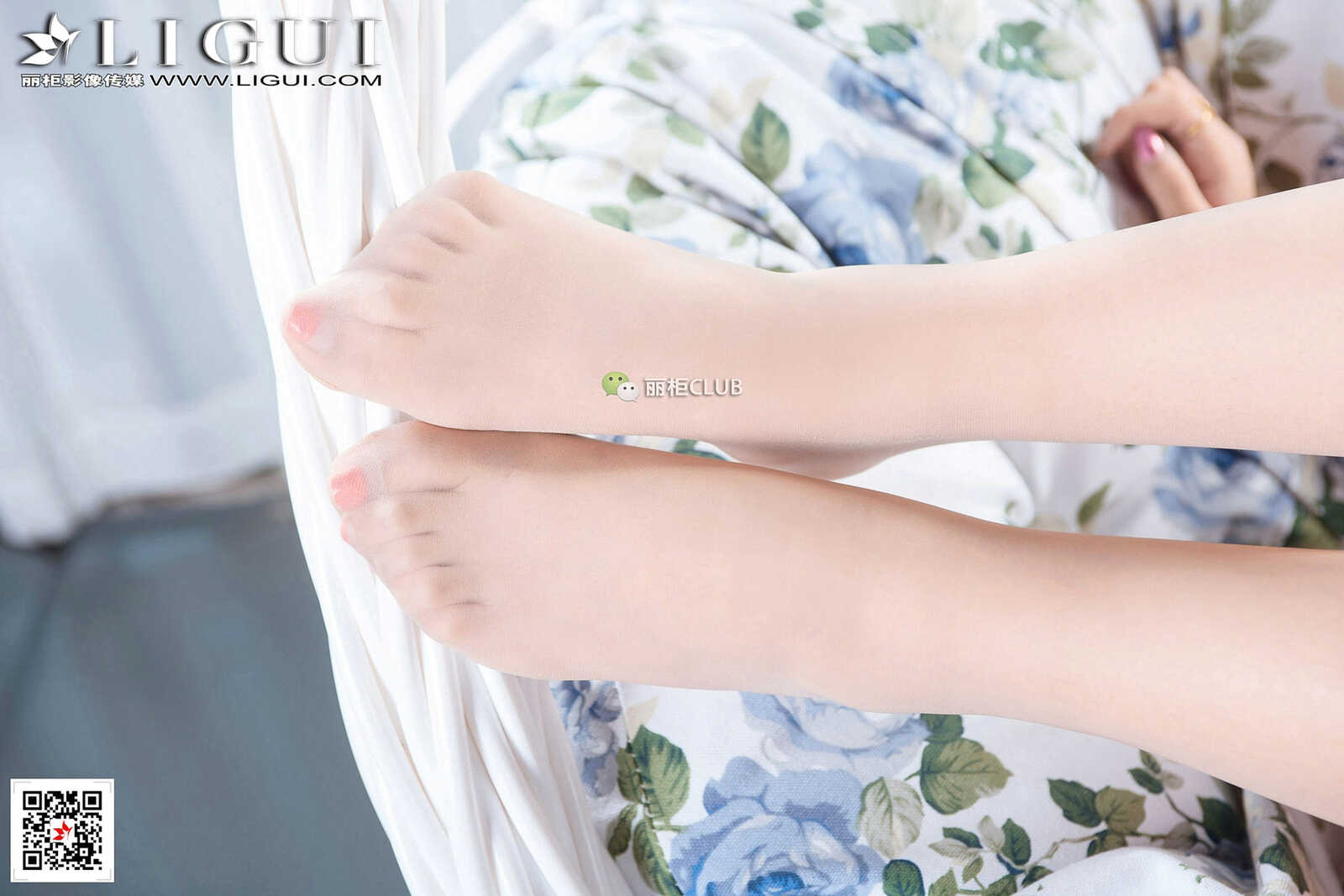 Model 刘悦《摇篮椅丝足美腿》 [丽柜Ligui] 写真集第3张