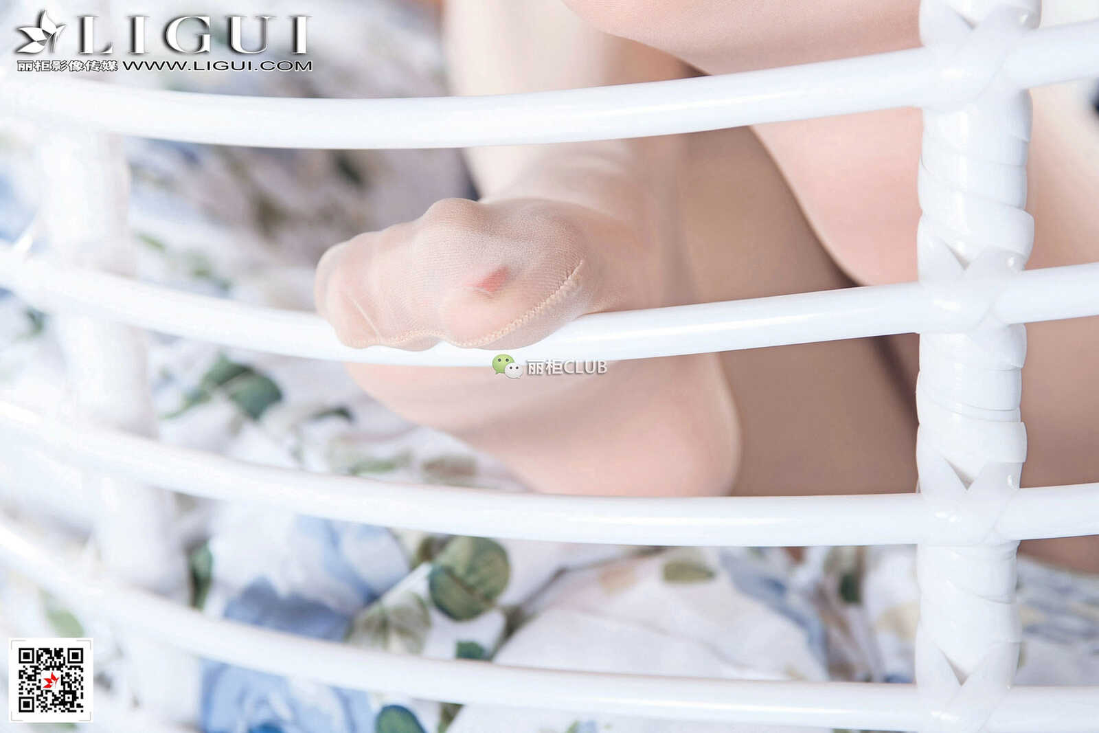 Model 刘悦《摇篮椅丝足美腿》 [丽柜Ligui] 写真集第3张