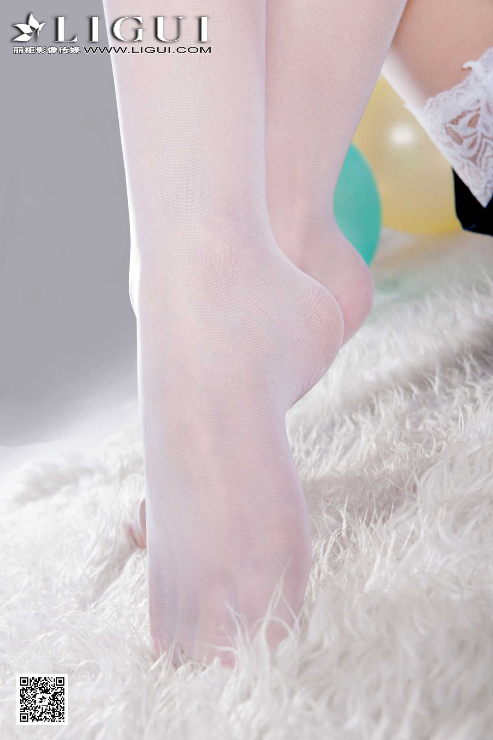 Model 乐乐《可爱吊带牛仔+白丝高跟》上中下全集第1张