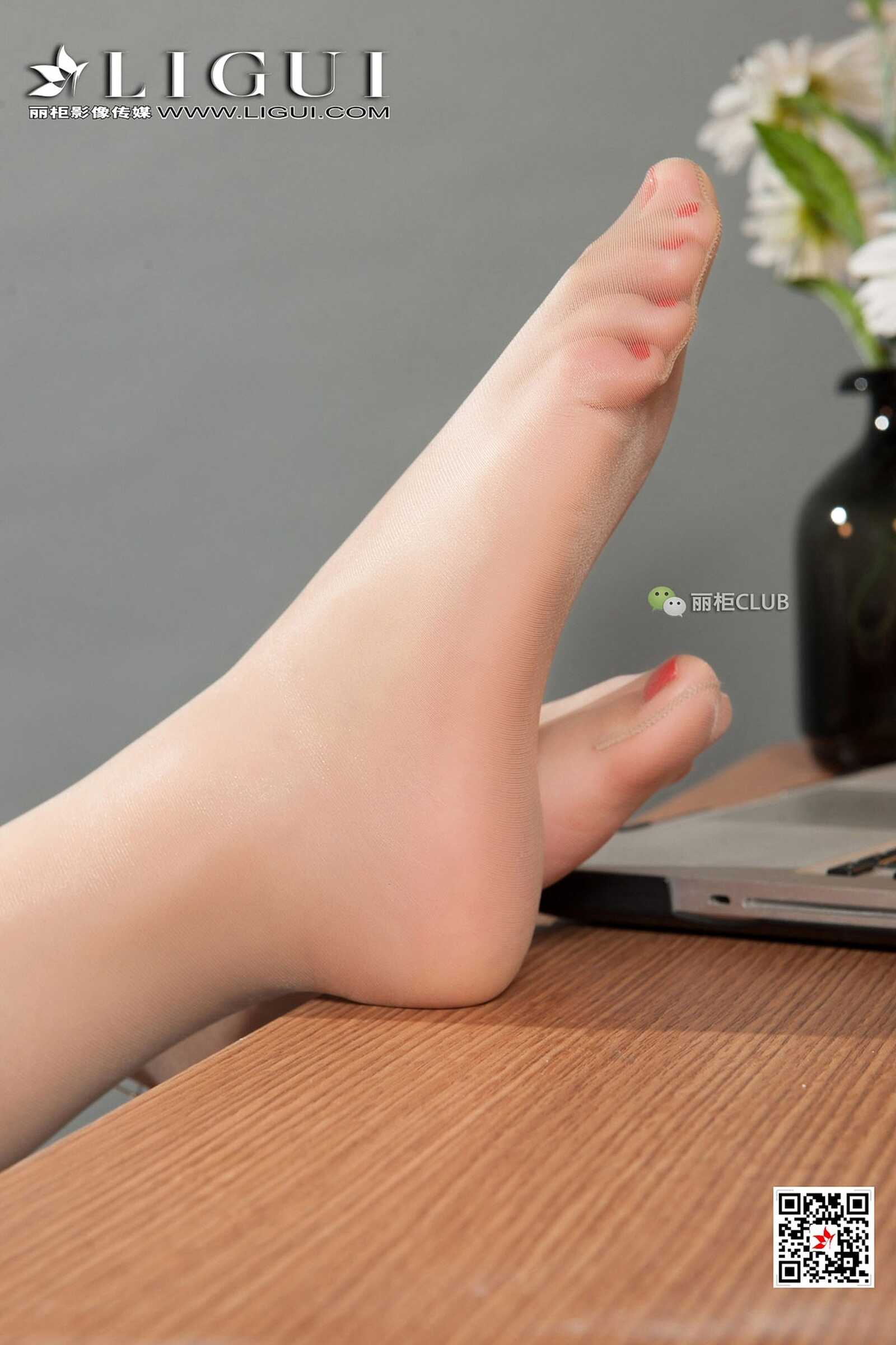 Model 腿模阮阮《肉丝OL丝足》 [丽柜Ligui] 写真集第6张
