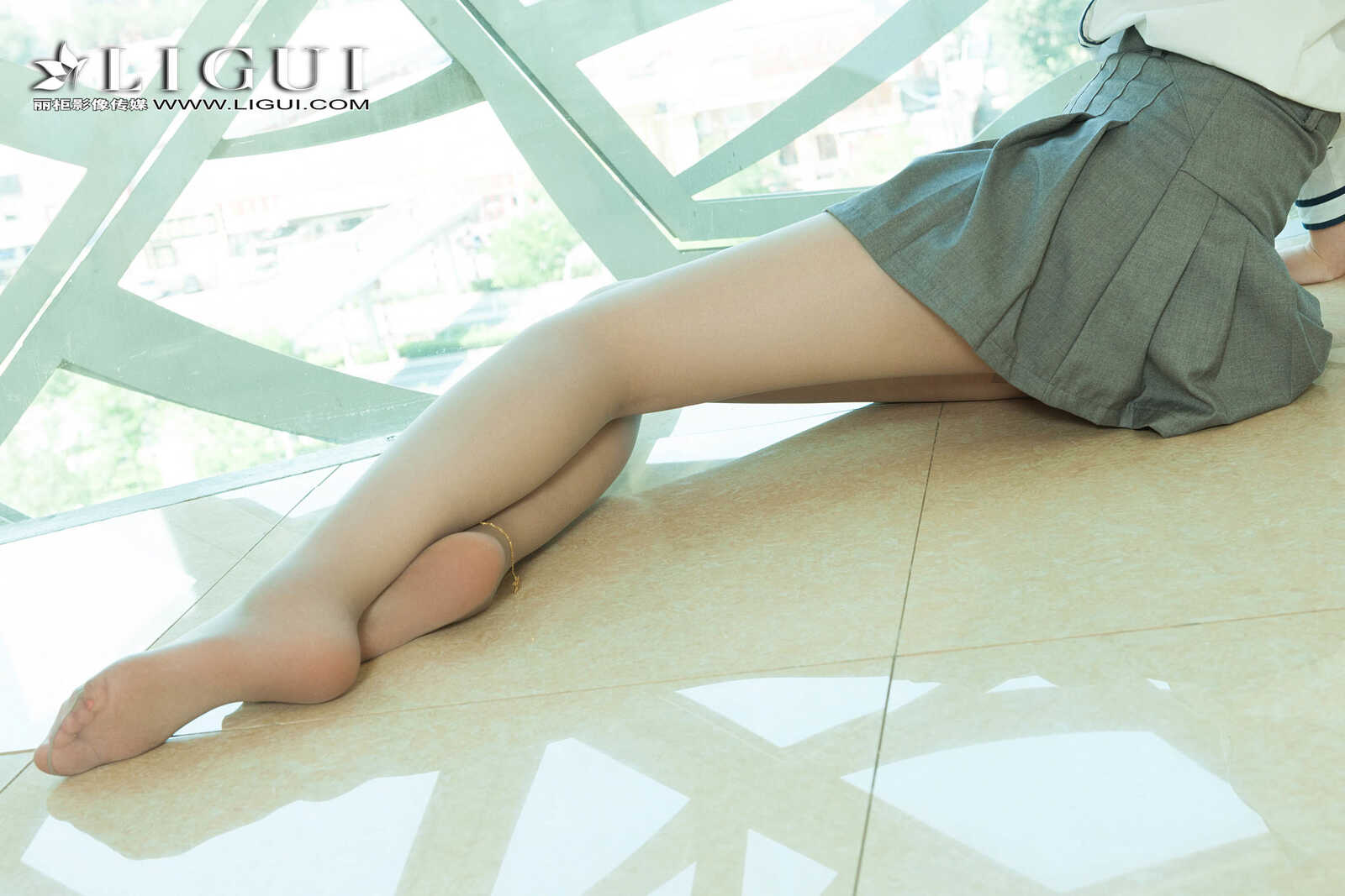 祁紫怡《长腿小秘丝足》 [丽柜Liguil] 写真集第1张