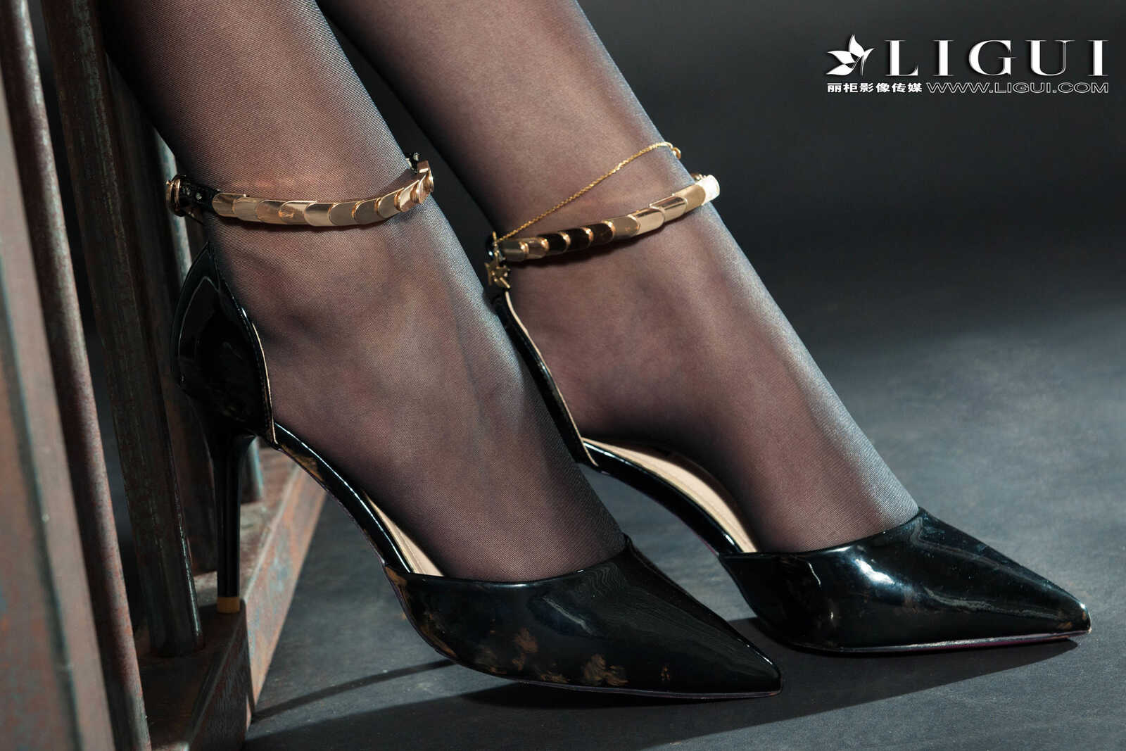 腿模敏儿《监狱黑丝女警镣铐》 [丽柜Liguil] 网络第11张