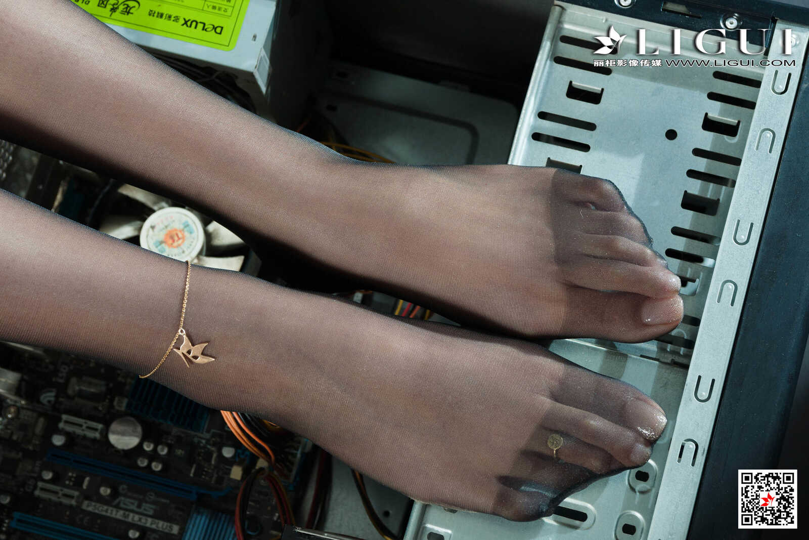 允娜《黑丝吊带牛仔女神》 [丽柜Ligui] 写真集第3张