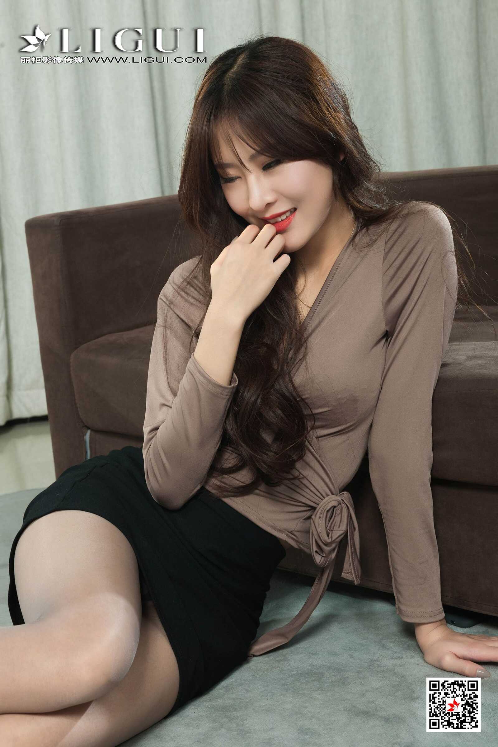 Model 梓岩《沙发灰丝美腿秘书》 [丽柜Ligui] 写真第10张