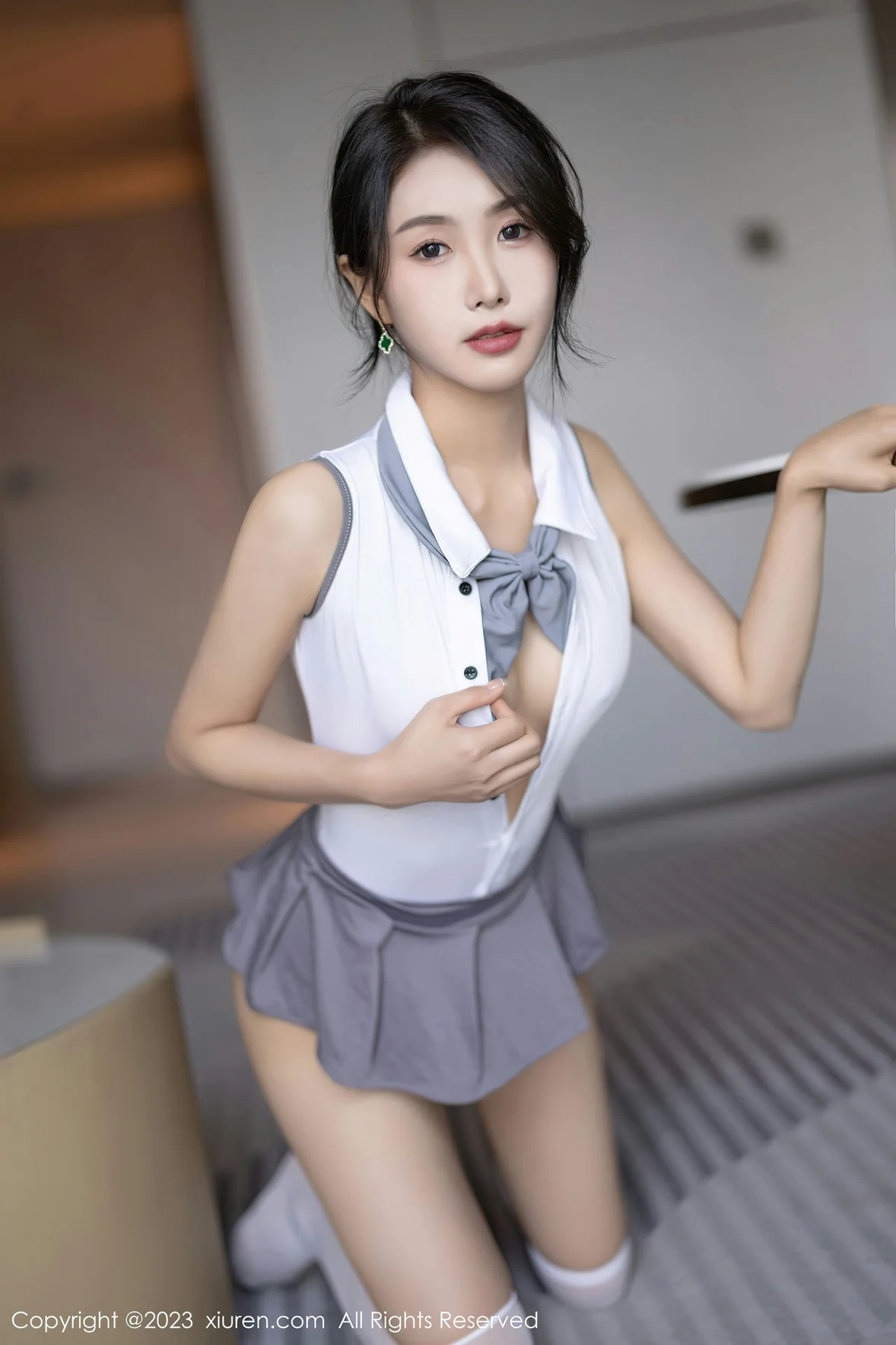  XiuRen 秀人 No.7053 苏苏阿 白色高开叉性感写真 [88P]第19张