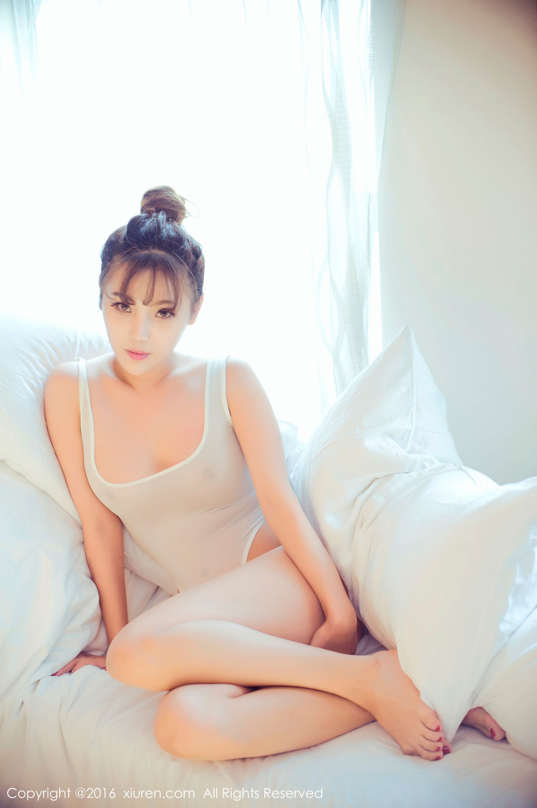  周予然《高叉泳衣、爆乳内衣、高跟美腿、白色超短工字背心装》 秀人网 No.633第14张