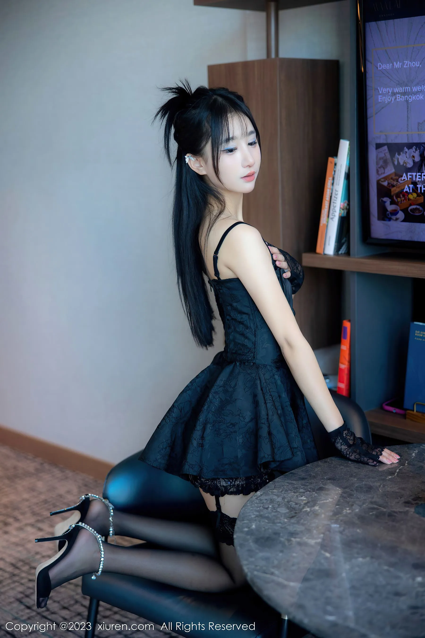  秀人网 No.6516 小果冻儿 黑丝美腿第23张