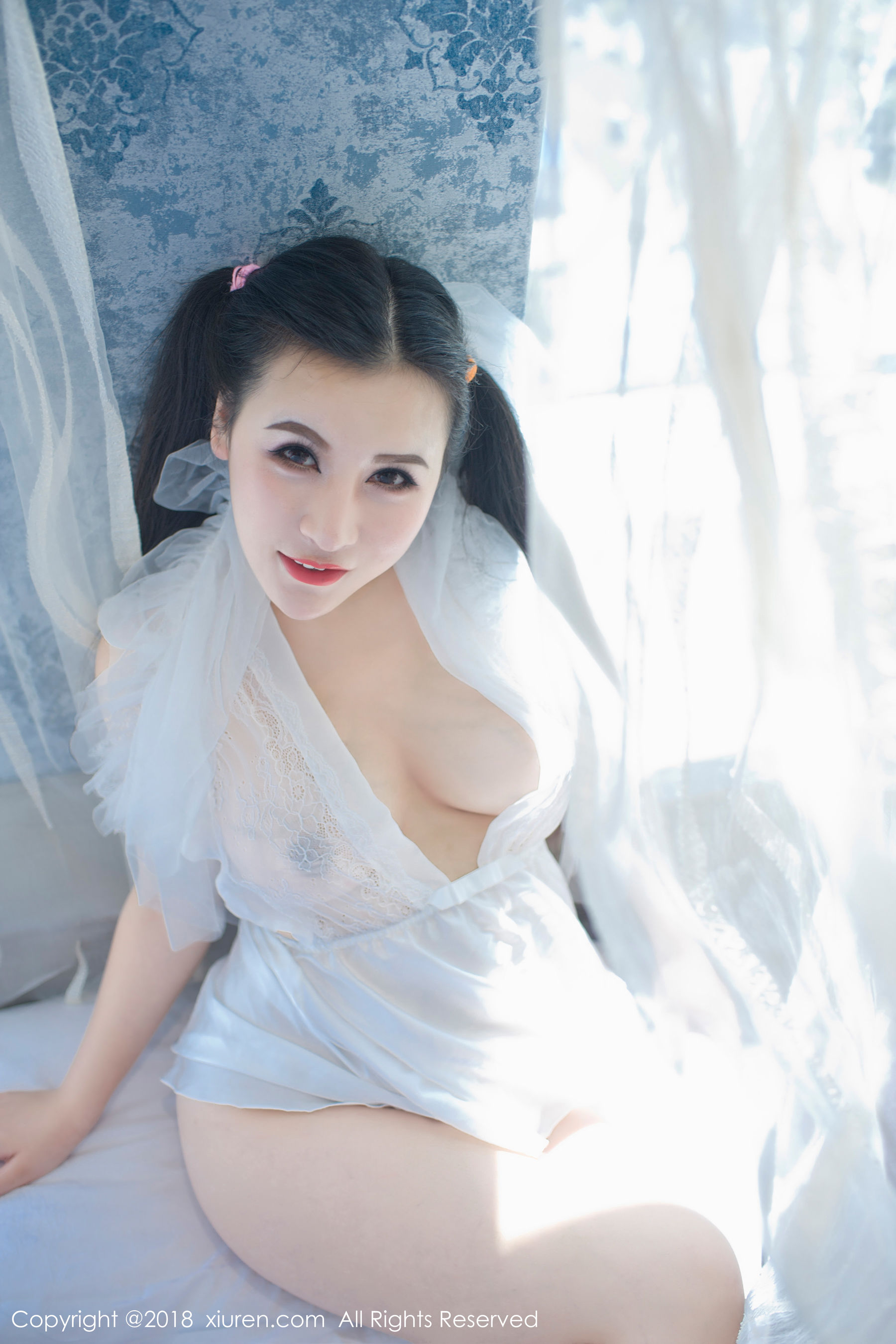  MODEL伊若《蕾丝开胸睡衣和蓝色死库水》 XiuRen 秀人网 No.1034第4张