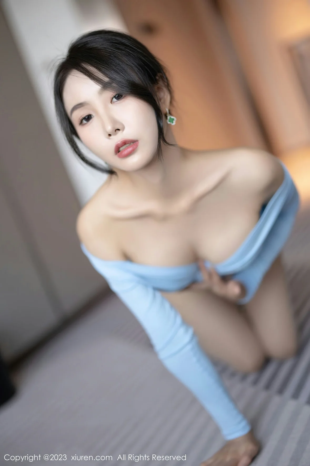  XiuRen 秀人 No.7053 苏苏阿 白色高开叉性感写真 [88P]第15张
