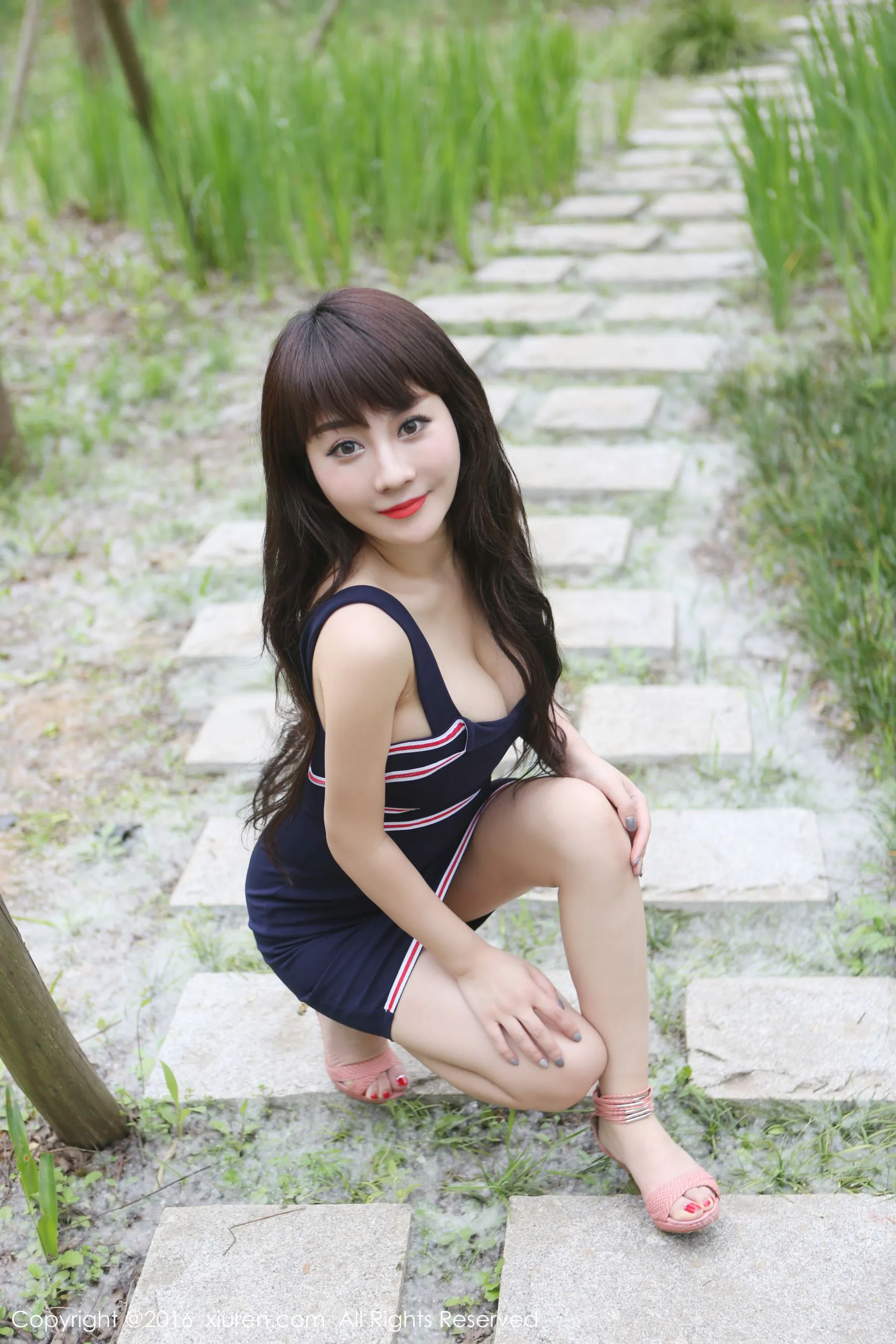  陈巧蓓isabella《外拍超短裙系列》 秀人网 No.529第12张