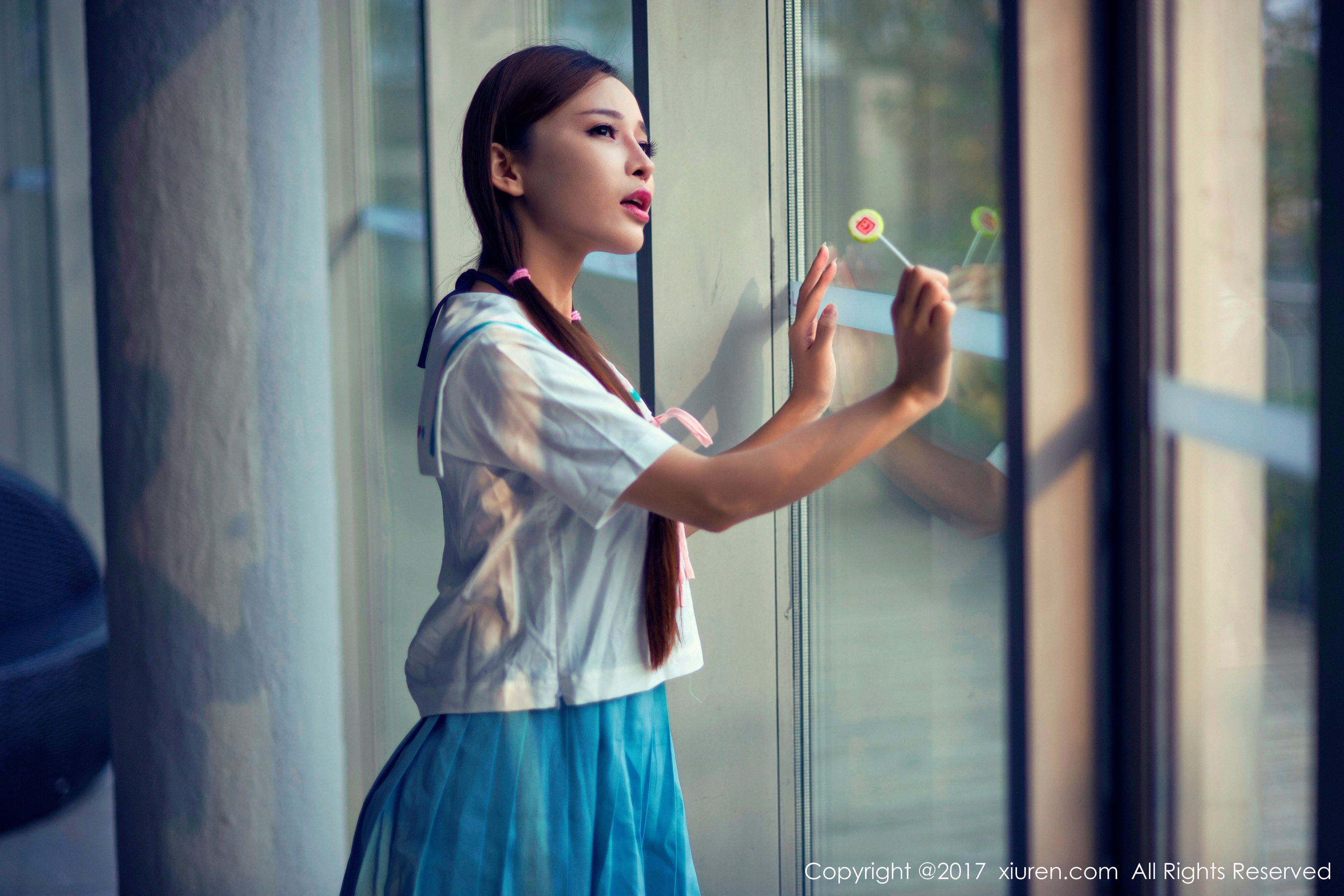 艾小青《人体泡沫浴+日系学生服泳池棒棒糖》 秀人 NO.866第1张