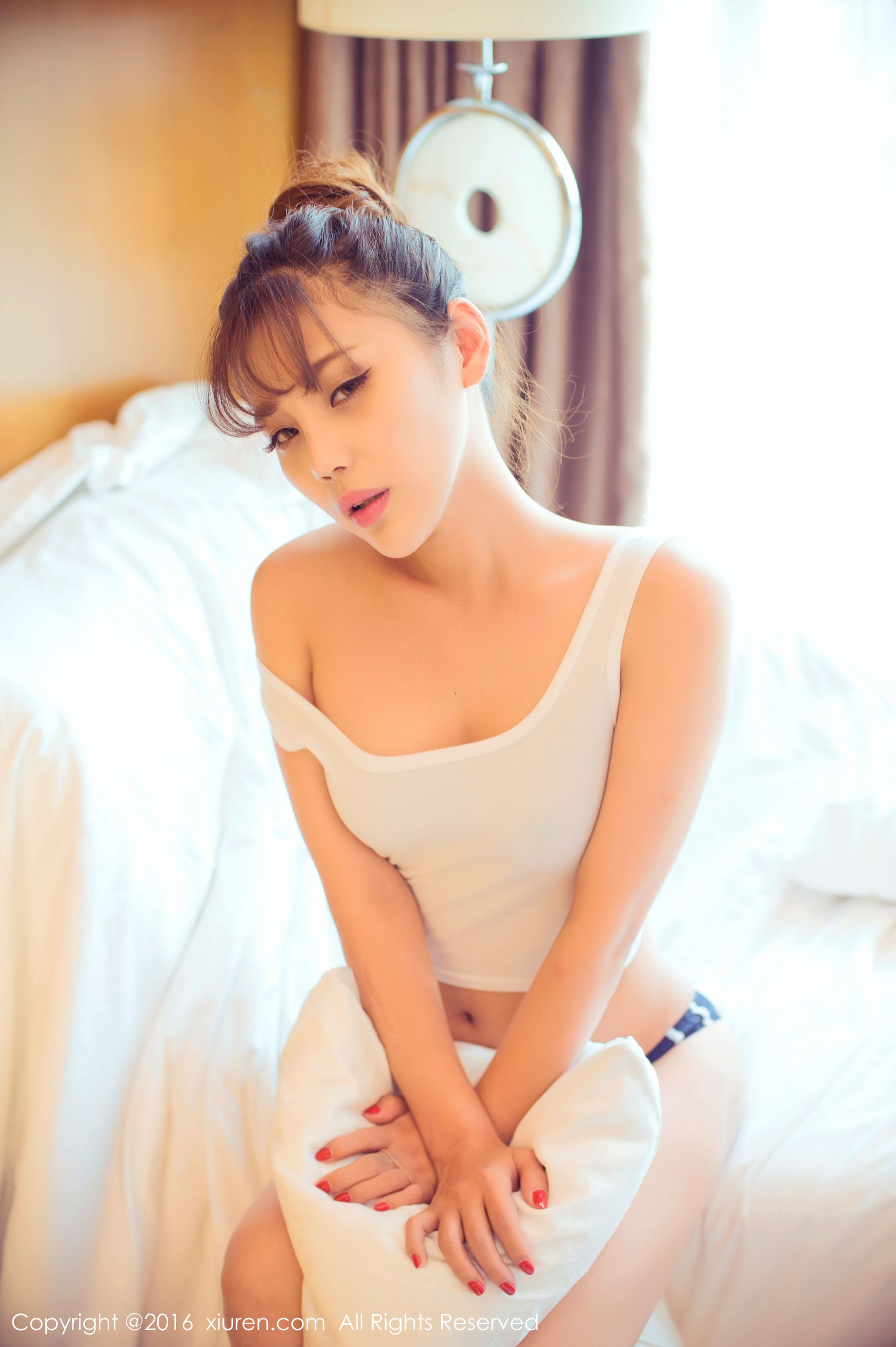  周予然《高叉泳衣、爆乳内衣、高跟美腿、白色超短工字背心装》 秀人网 No.633第3张