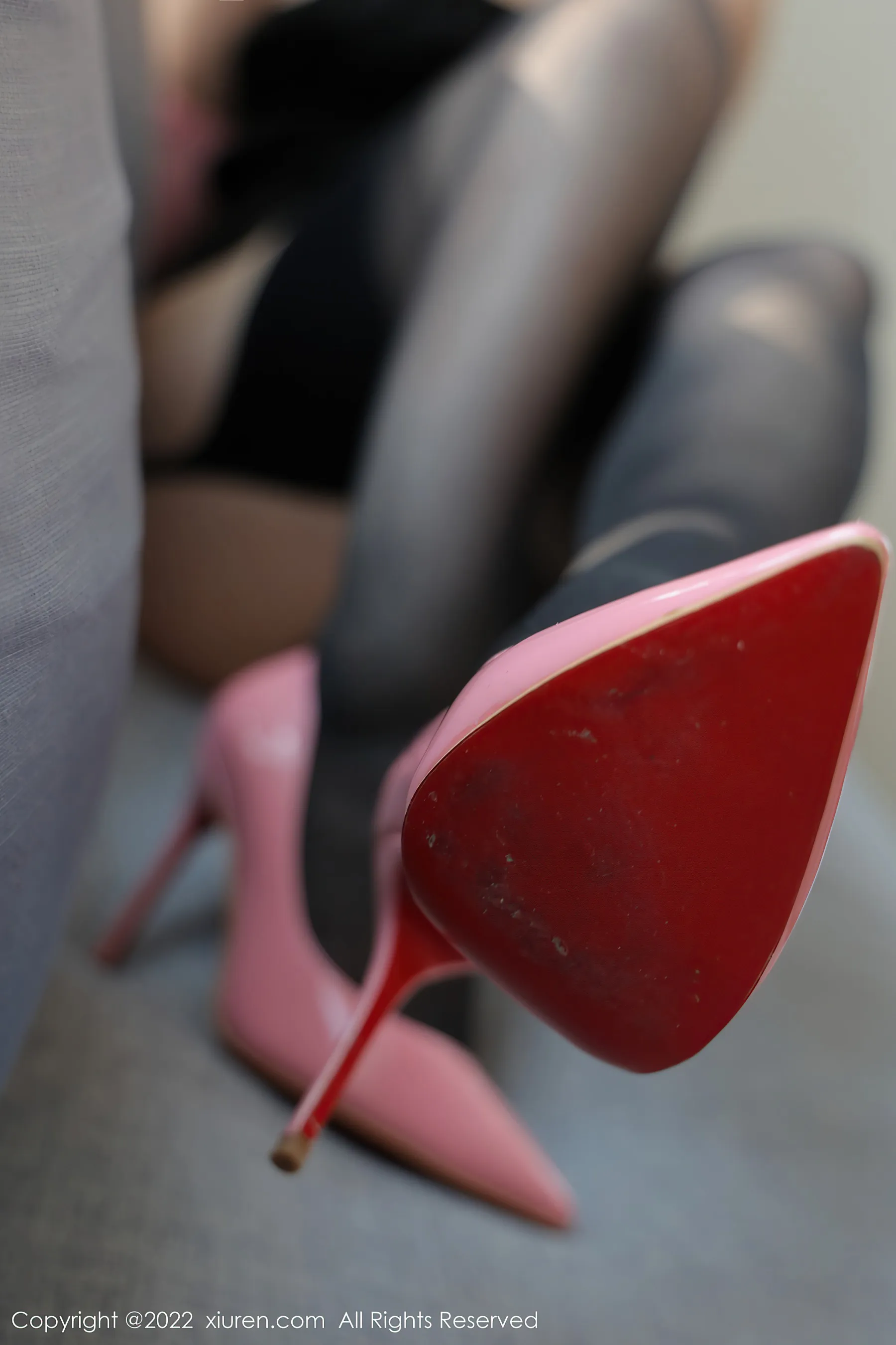  秀人网 No.4692 诗诗kiki 丝袜短裙三亚旅拍第9张