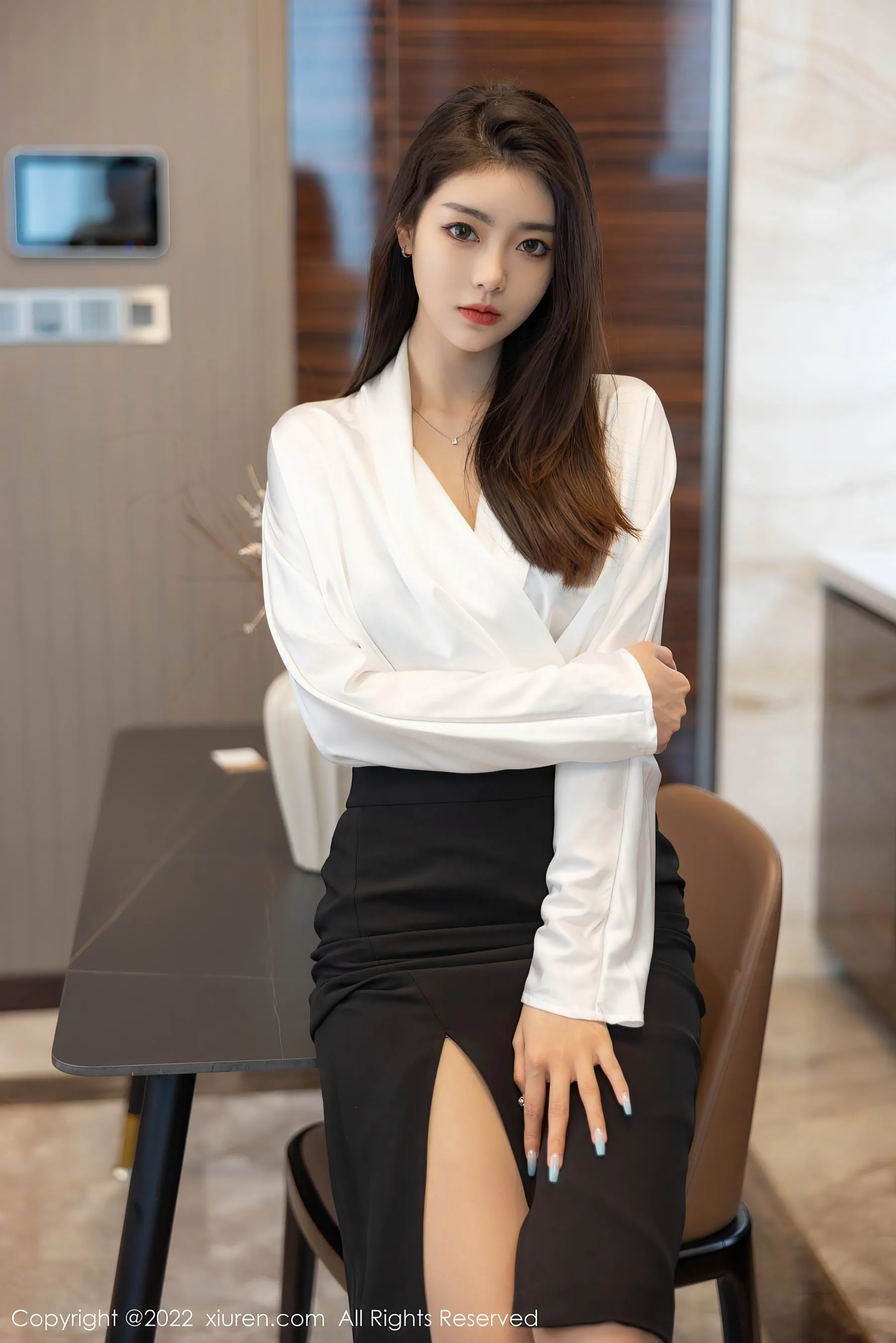  秀人网 No.4869 可樂Vicky 长发美女丝袜美腿写真第2张