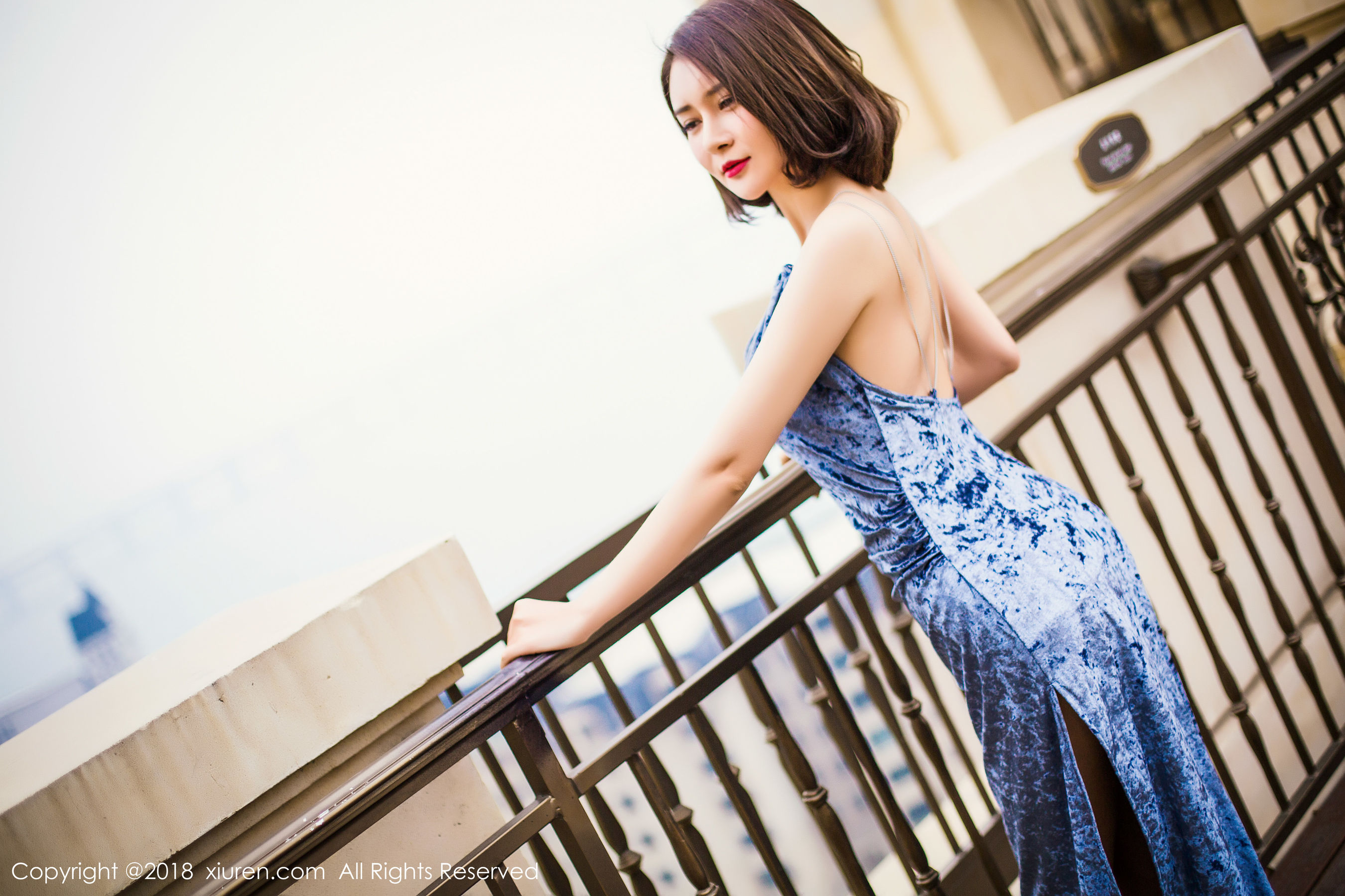  女神@廿十《长裙街拍+内衣+浴袍》 秀人 No.935第4张