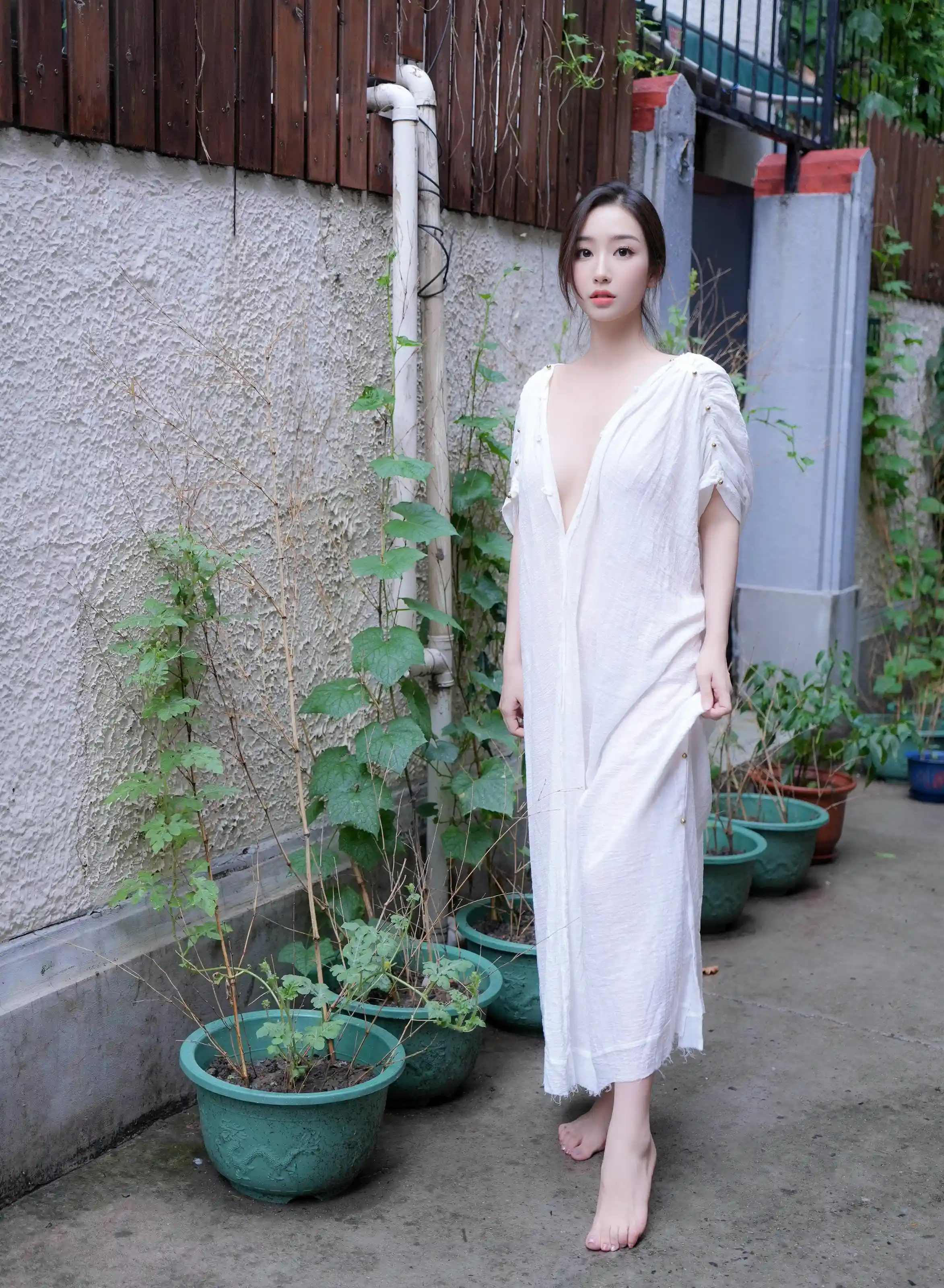  XiuRen 内购版 No.10603 楠芝 身着白色长裙的美女画家 [78P]第1张