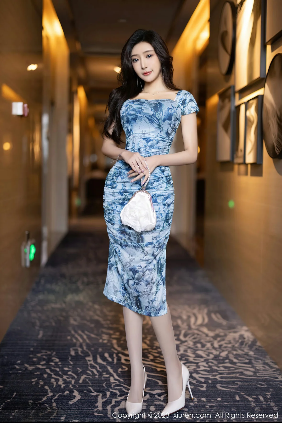  XiuRen 秀人 No.6812 王馨瑶yanni 花色连衣裙性感写真 [86P]