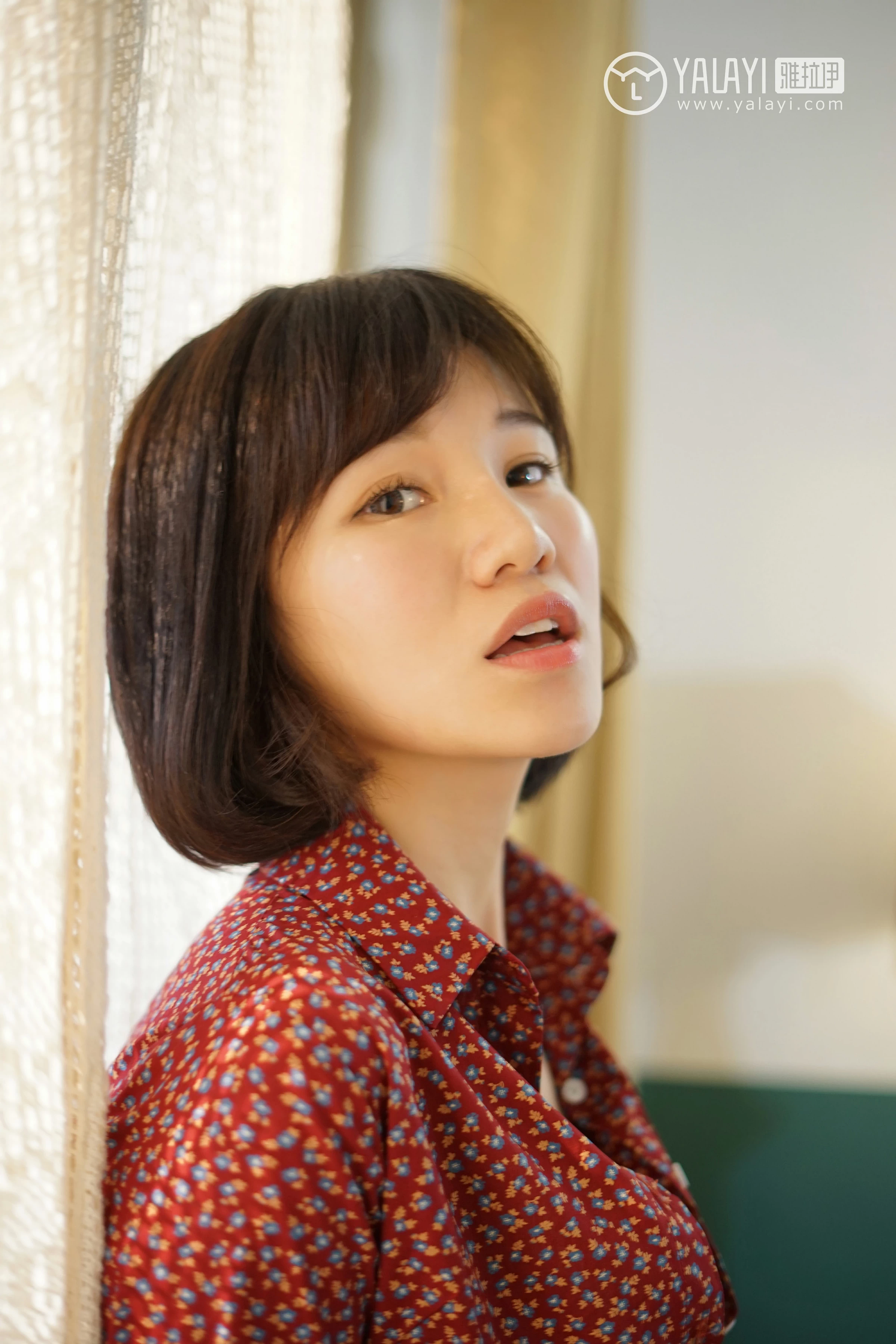 [YALAYI雅拉伊]NO.033 堕落天使 多香子 红色衬衫加吊带睡衣性感私房写真集第2张
