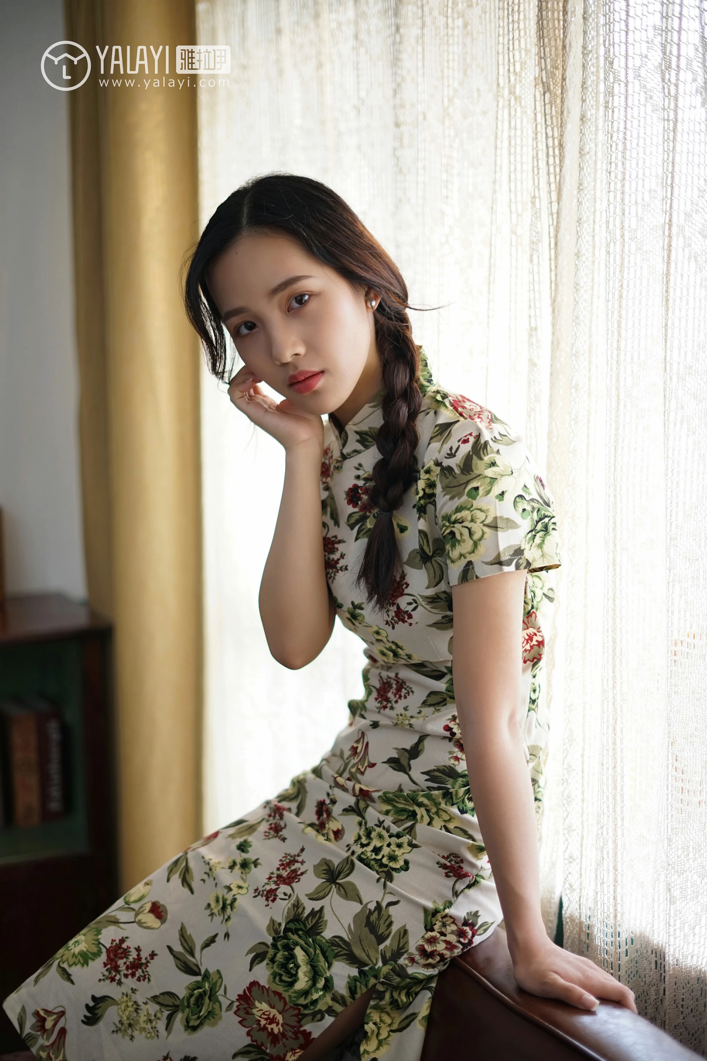 [YALAYI雅拉伊]NO.034 初见 卡柔 白色紧身旗袍与黑色吊带连衣裙性感私房写真集第3张
