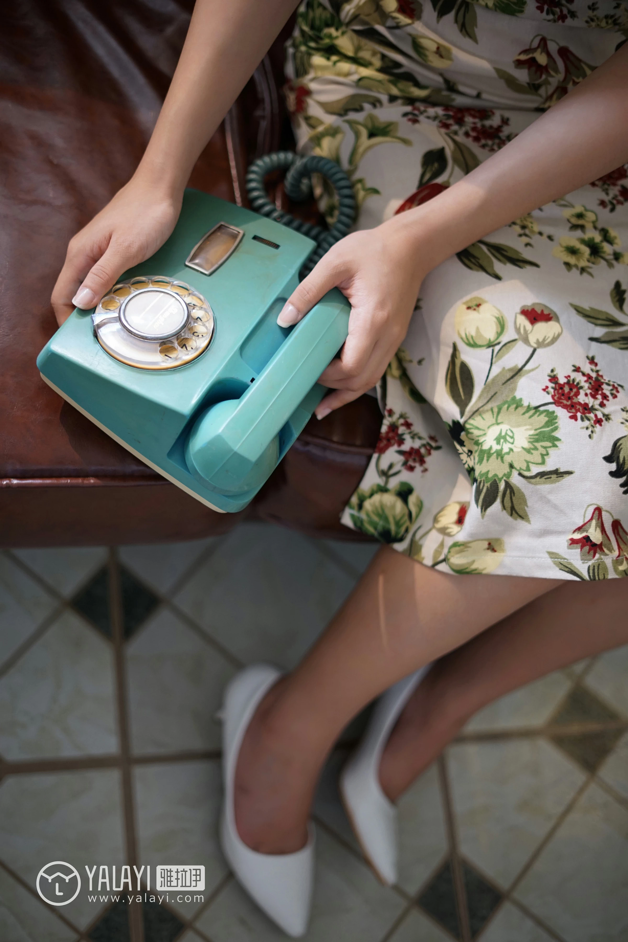 [YALAYI雅拉伊]NO.034 初见 卡柔 白色紧身旗袍与黑色吊带连衣裙性感私房写真集第1张