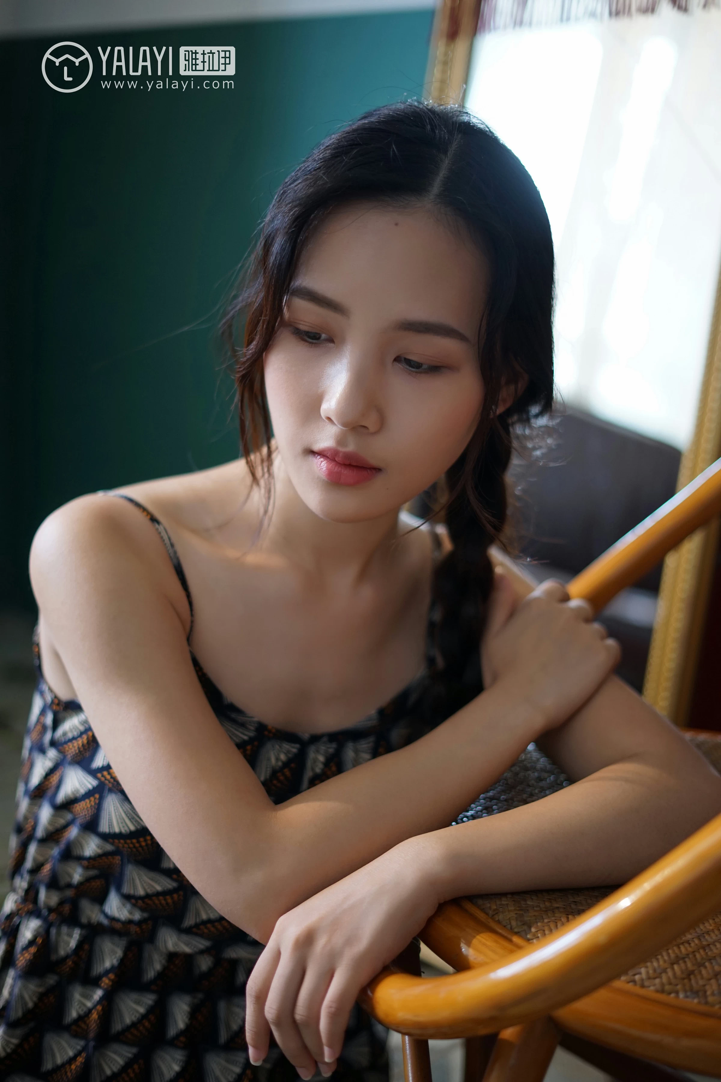 [YALAYI雅拉伊]NO.034 初见 卡柔 白色紧身旗袍与黑色吊带连衣裙性感私房写真集第7张