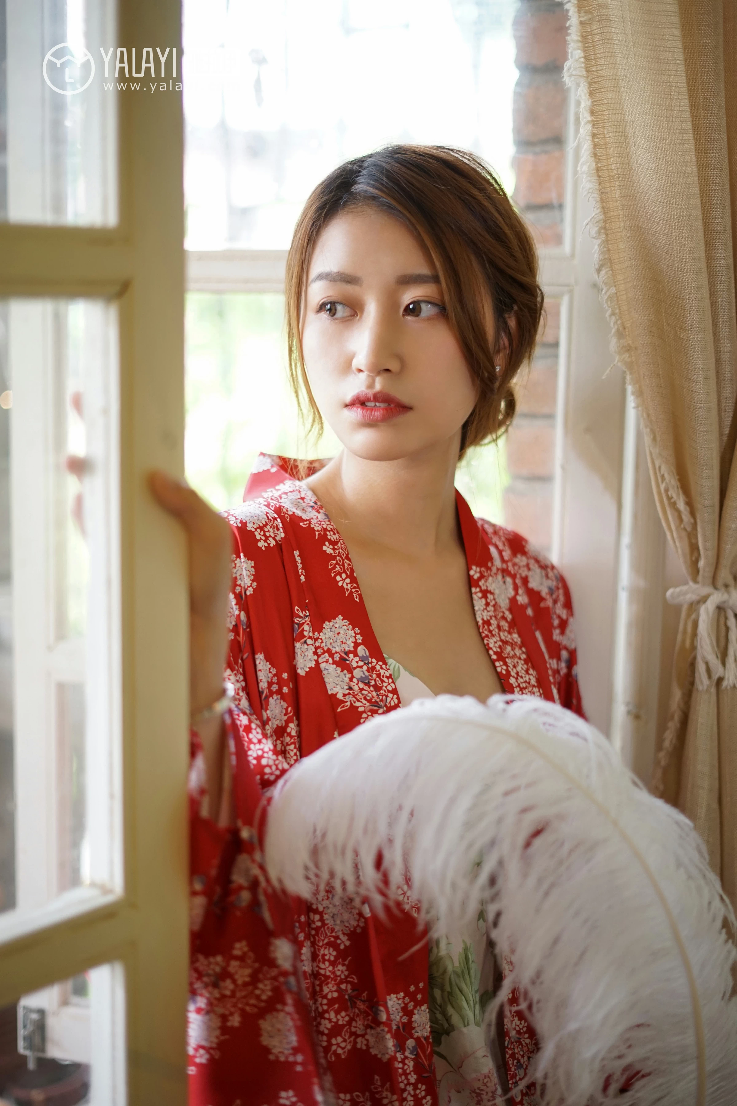 [YALAYI雅拉伊]NO.035 下雨天你在思念谁 饰媛 红色睡衣加粉色吊带连衣裙性感私房写真集第5张