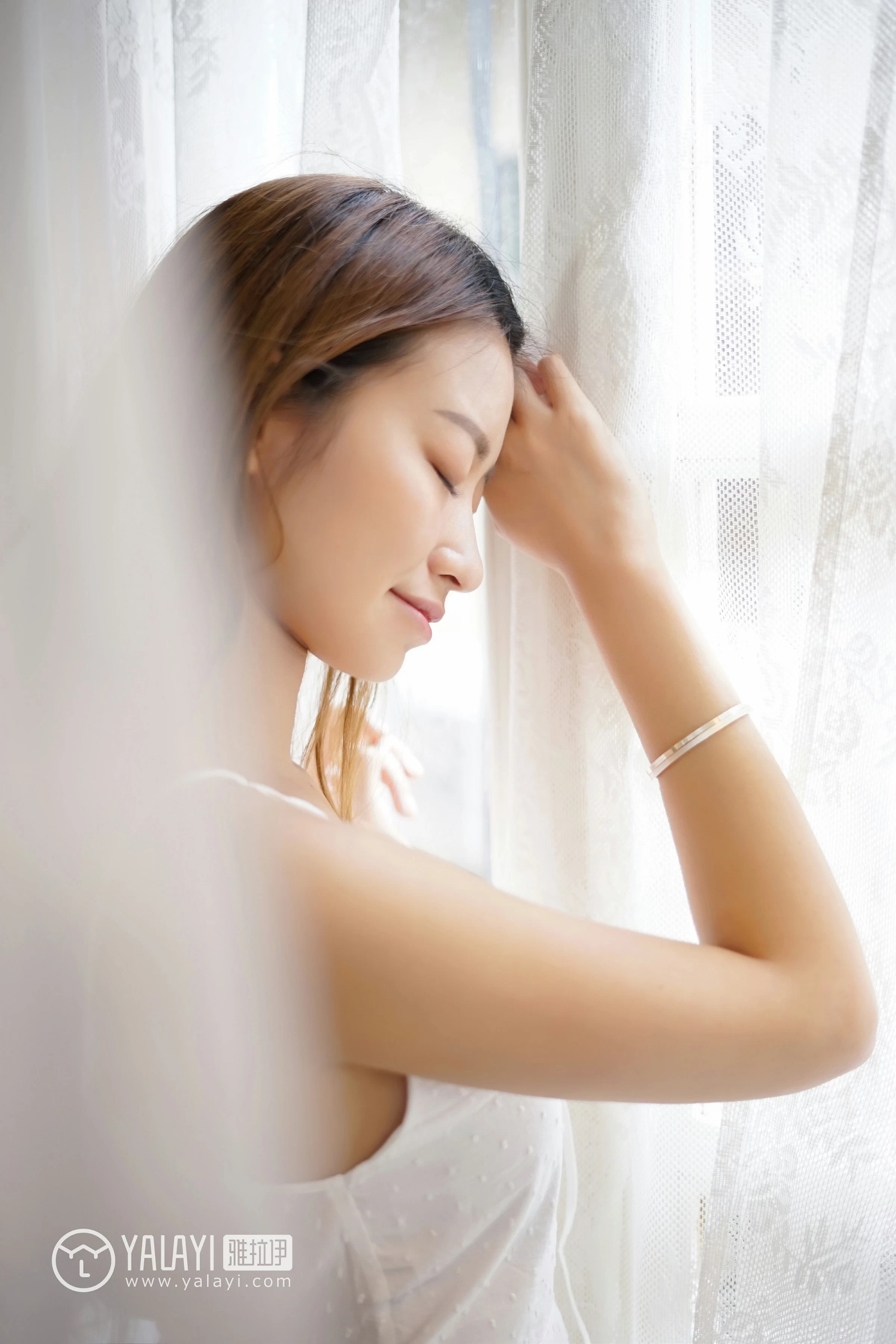 [YALAYI雅拉伊]NO.037 午后阳光 饰媛 白色吊带蕾丝连衣裙性感私房写真集第11张