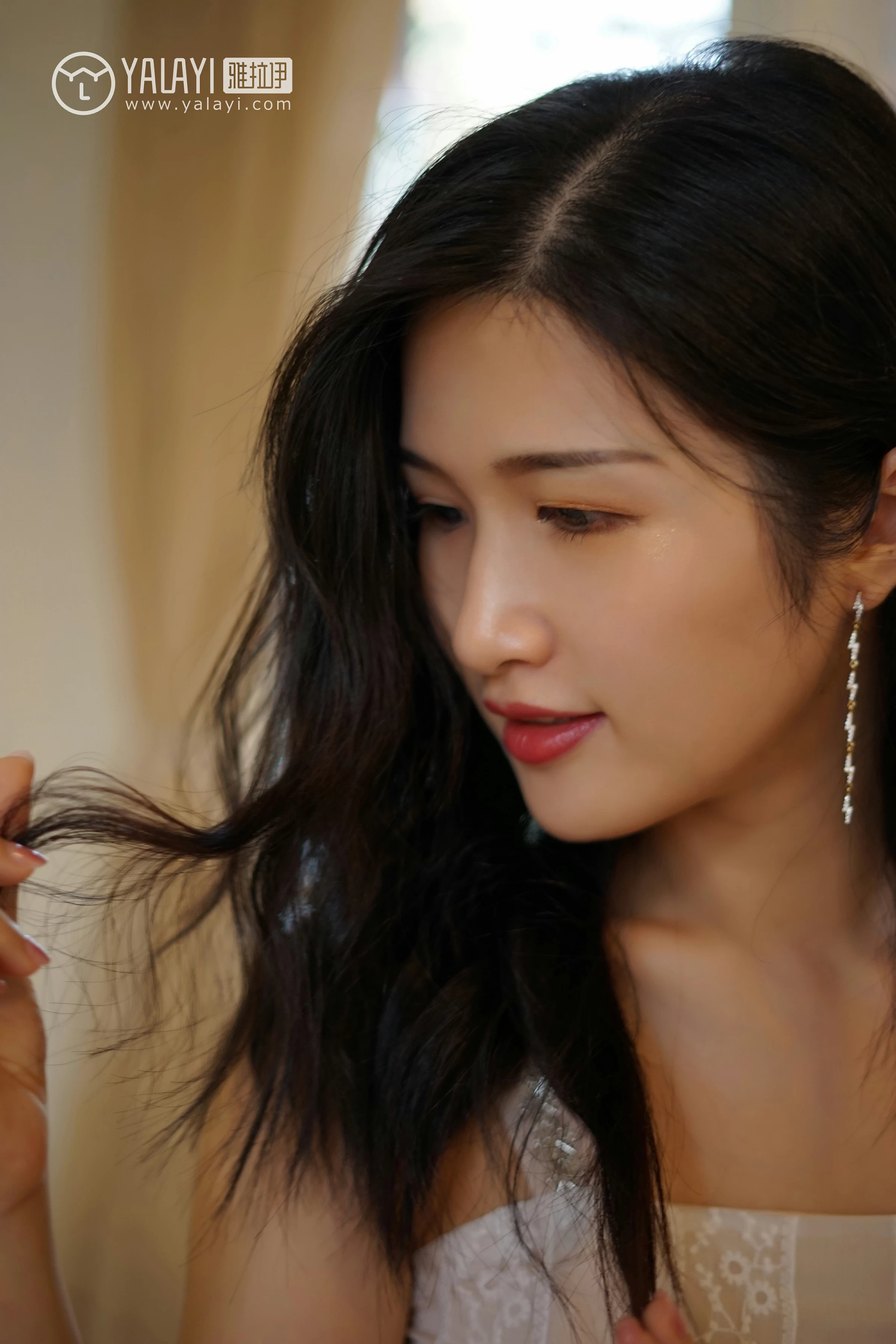 [YALAYI雅拉伊]NO.038 无声演奏 塔塔 白色吊带连衣裙与透视蕾丝睡衣加黑色内衣性感私房写真集第7张