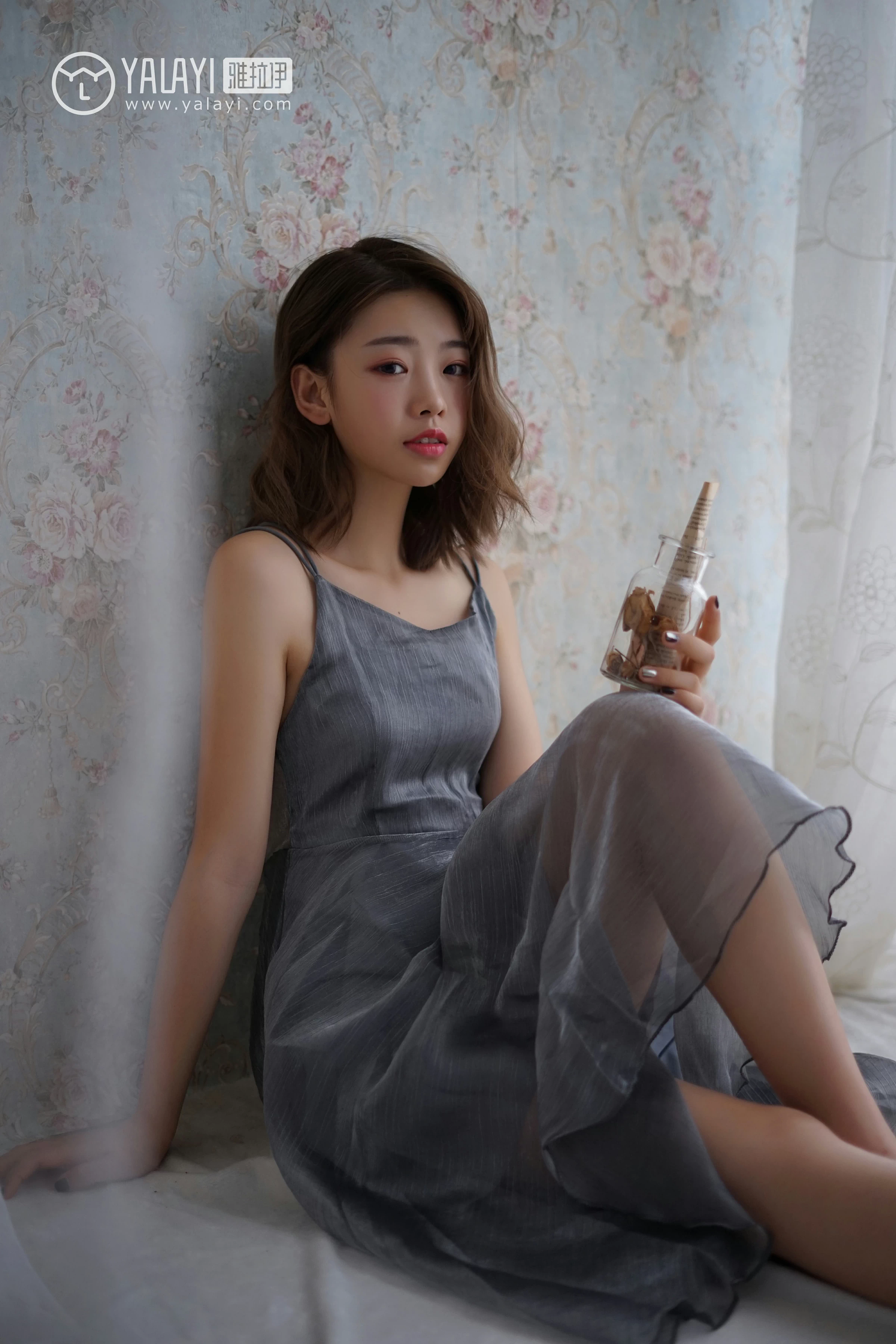 [YALAYI雅拉伊]NO.057 信 严冰冰 黑色蕾丝背心加短裤与吊带连衣裙性感私房写真集第3张