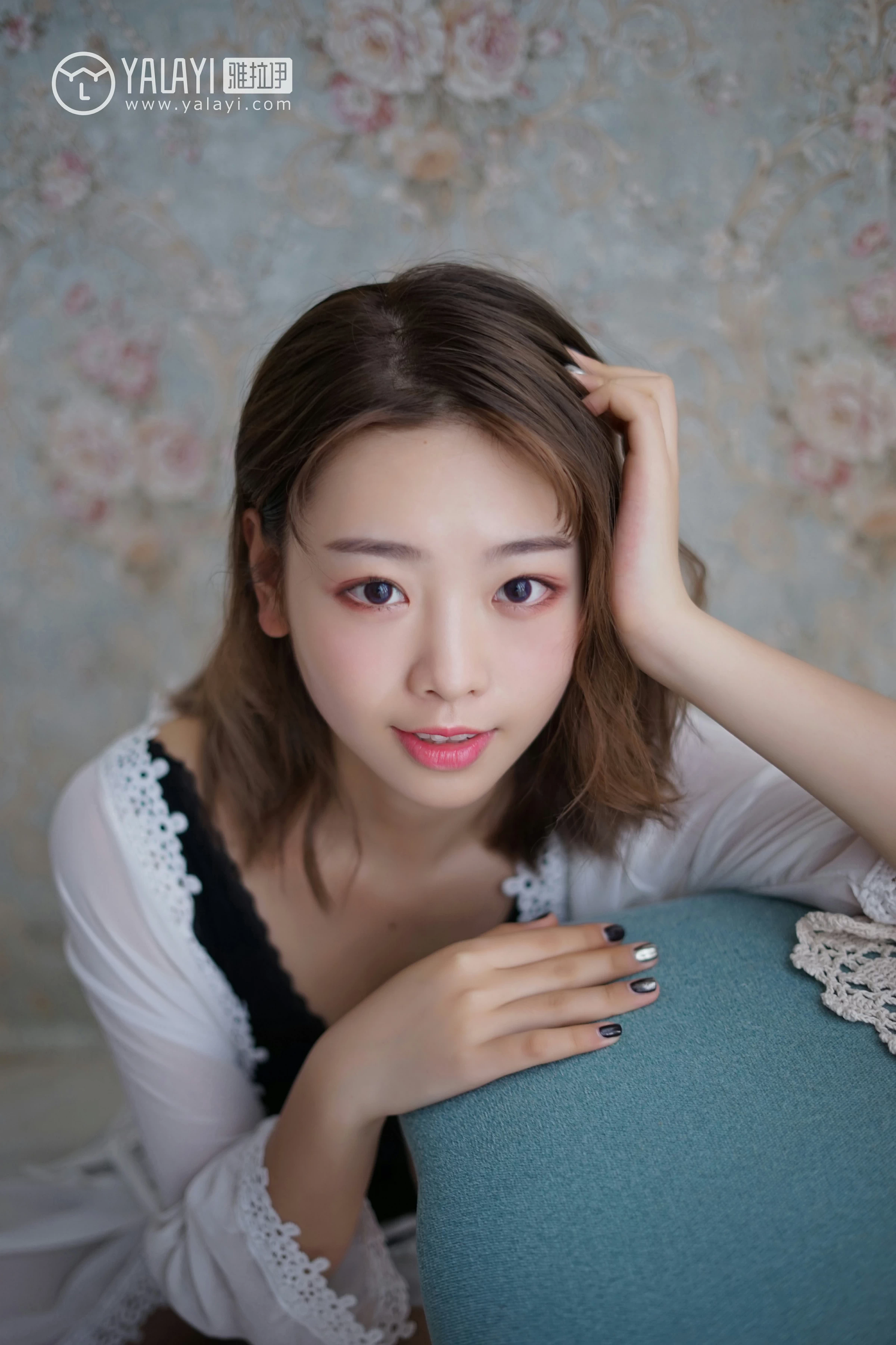 [YALAYI雅拉伊]NO.057 信 严冰冰 黑色蕾丝背心加短裤与吊带连衣裙性感私房写真集第7张