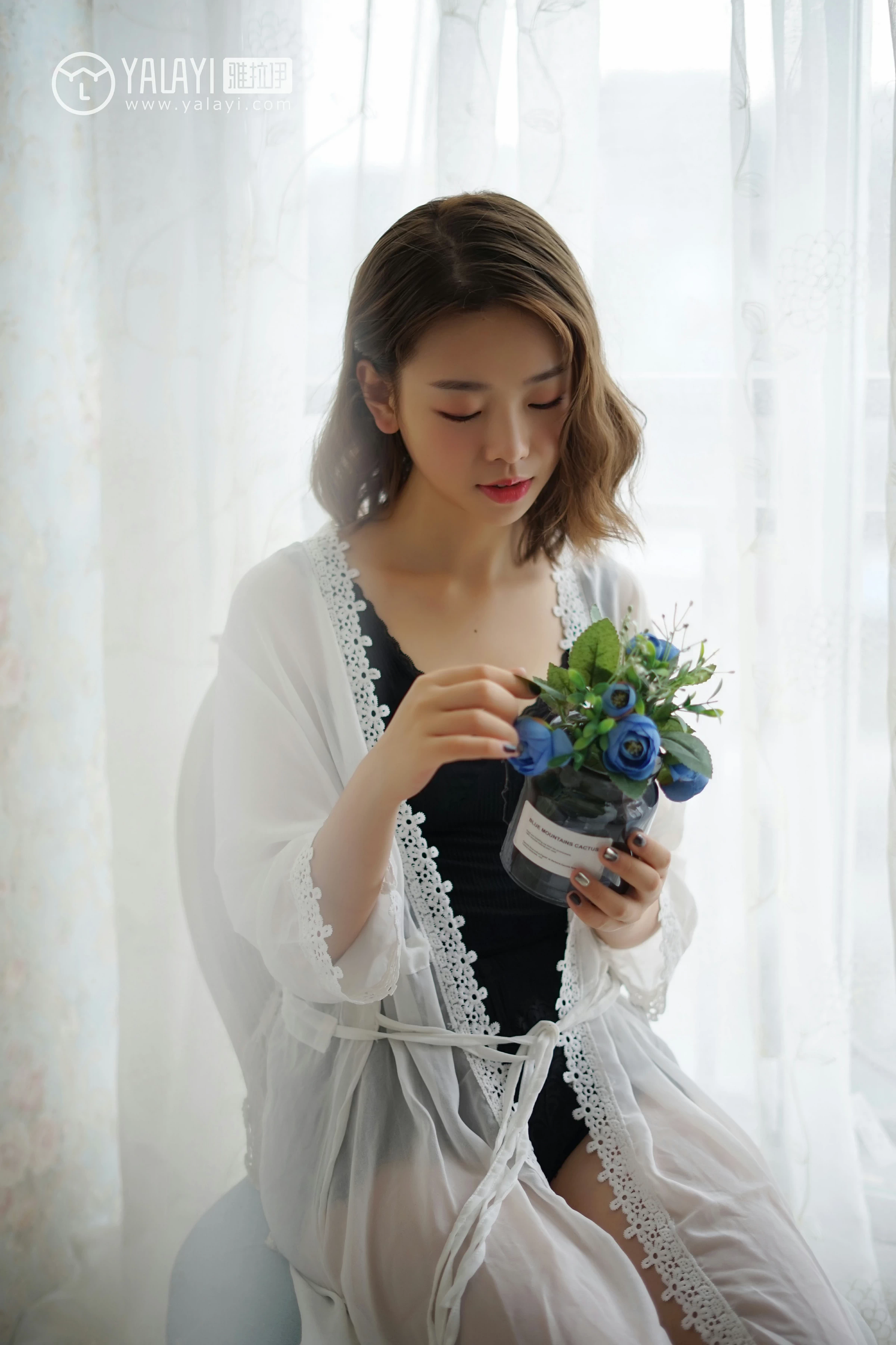 [YALAYI雅拉伊]NO.057 信 严冰冰 黑色蕾丝背心加短裤与吊带连衣裙性感私房写真集第10张
