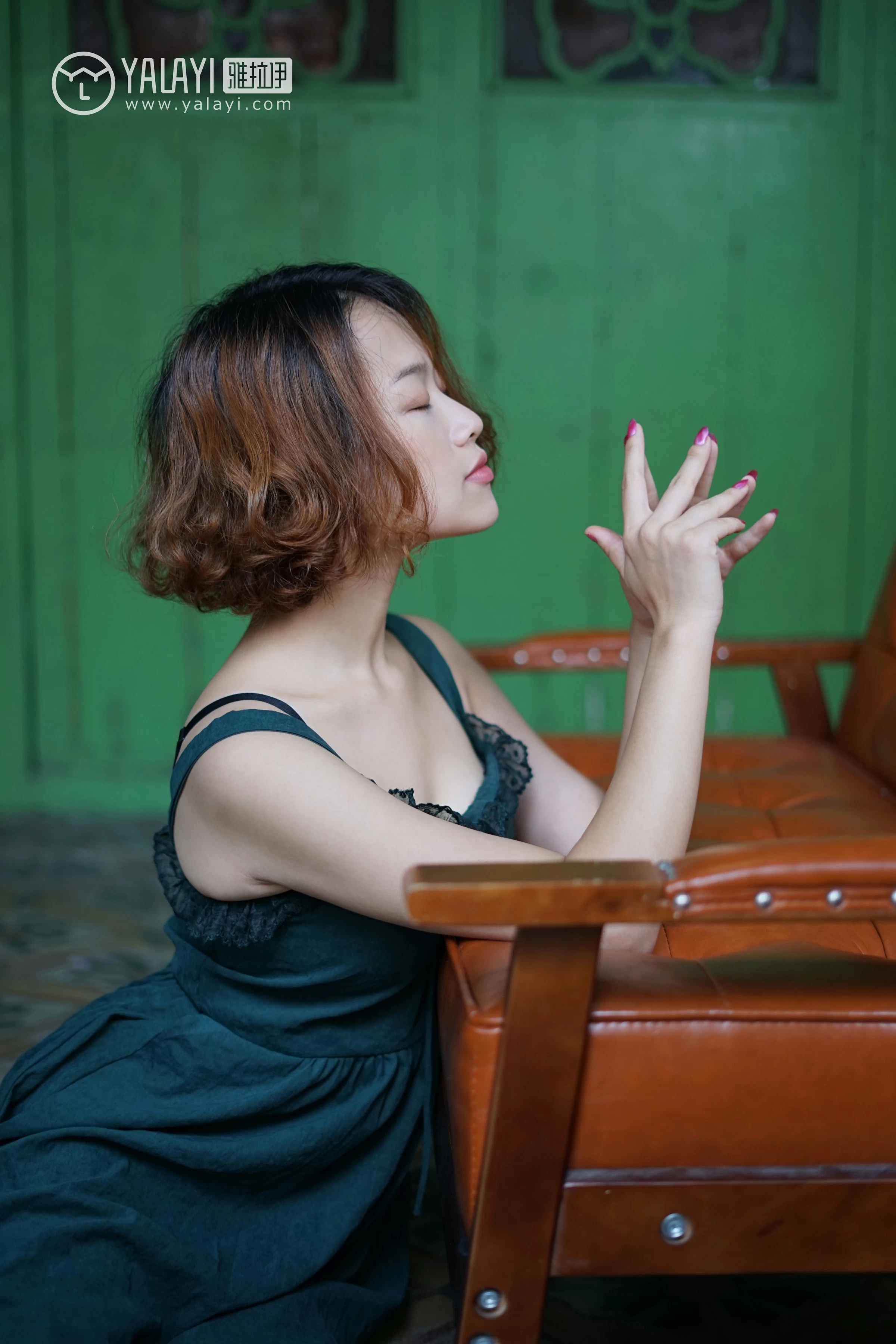 [YALAYI雅拉伊]NO.078 任朝暮 泡芙 吊带连衣裙与黑色镂空睡衣加蕾丝内衣性感私房写真集第6张