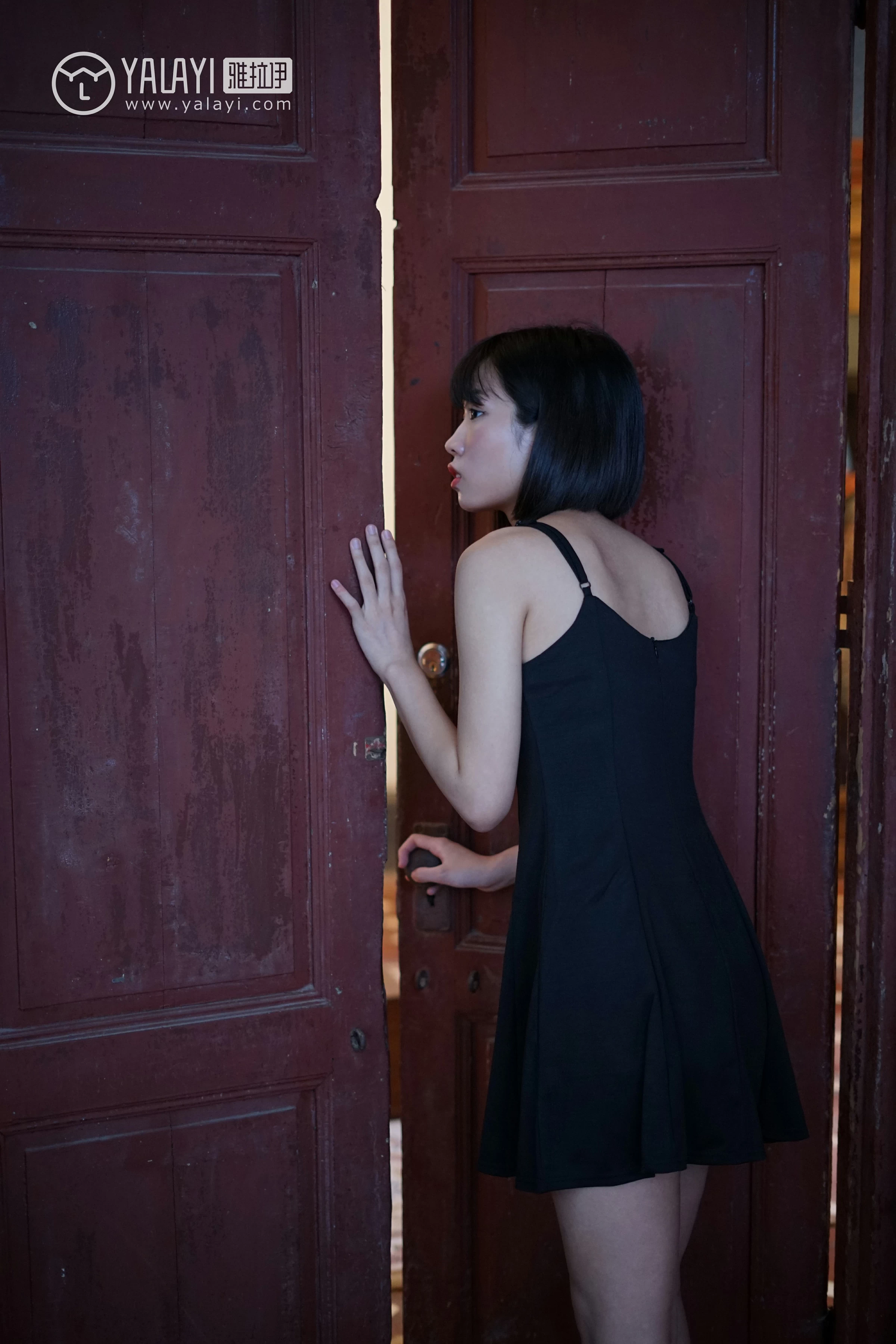 [YALAYI雅拉伊]NO.081 雨后晴空 公主小兔子 黑色吊带连衣裙与白色背心加短裤性感私房写真集第4张