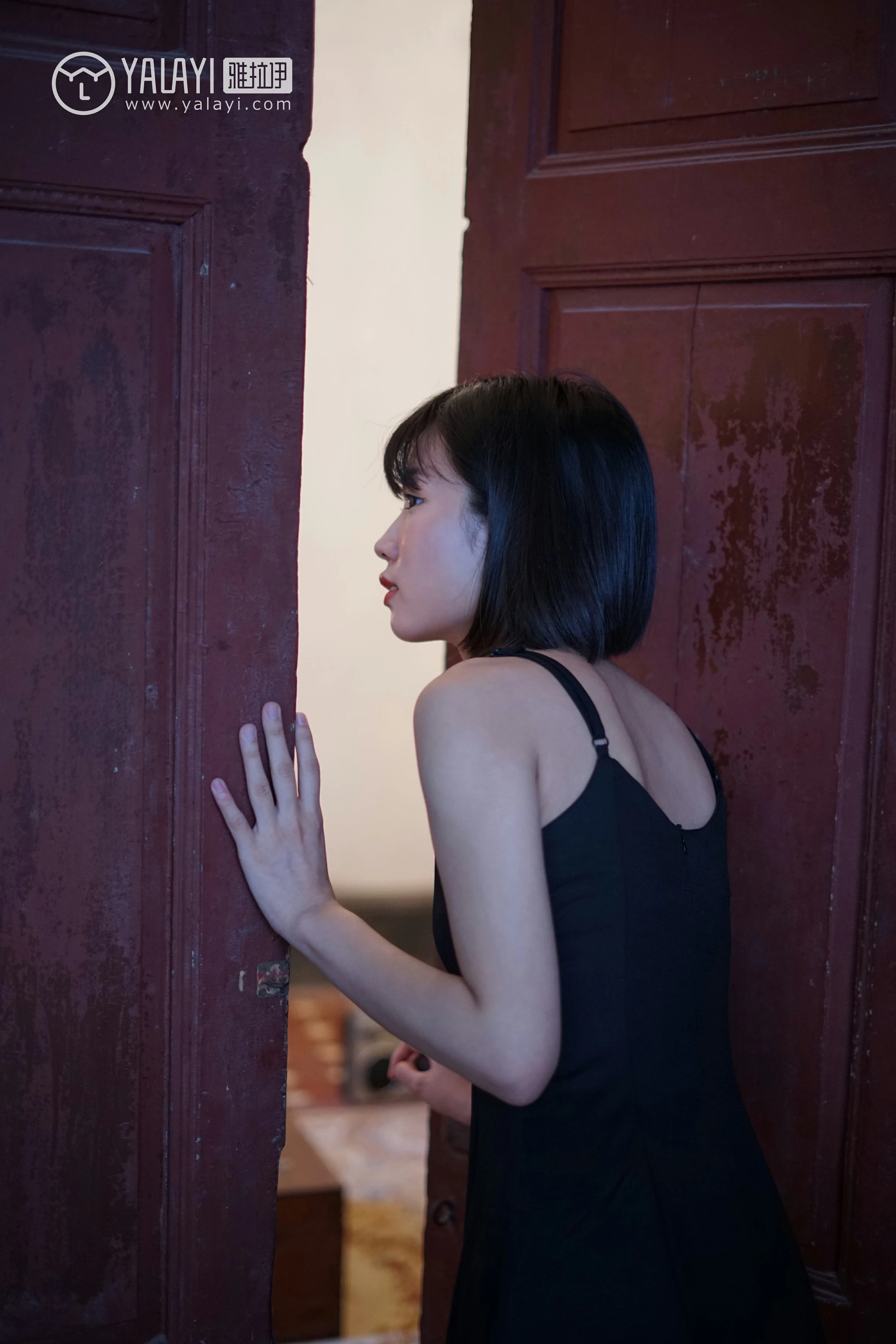 [YALAYI雅拉伊]NO.081 雨后晴空 公主小兔子 黑色吊带连衣裙与白色背心加短裤性感私房写真集第5张