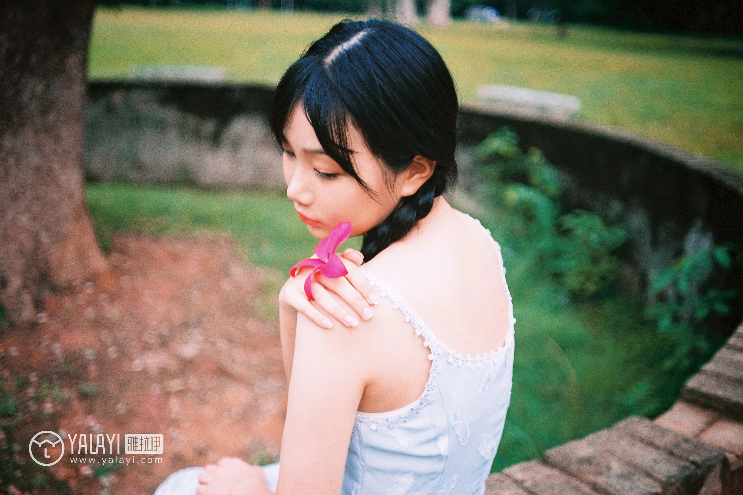 [YALAYI雅拉伊]NO.082 绿喜青花 Doubleyu 淡蓝色吊带连衣裙清纯可爱私房写真集第8张