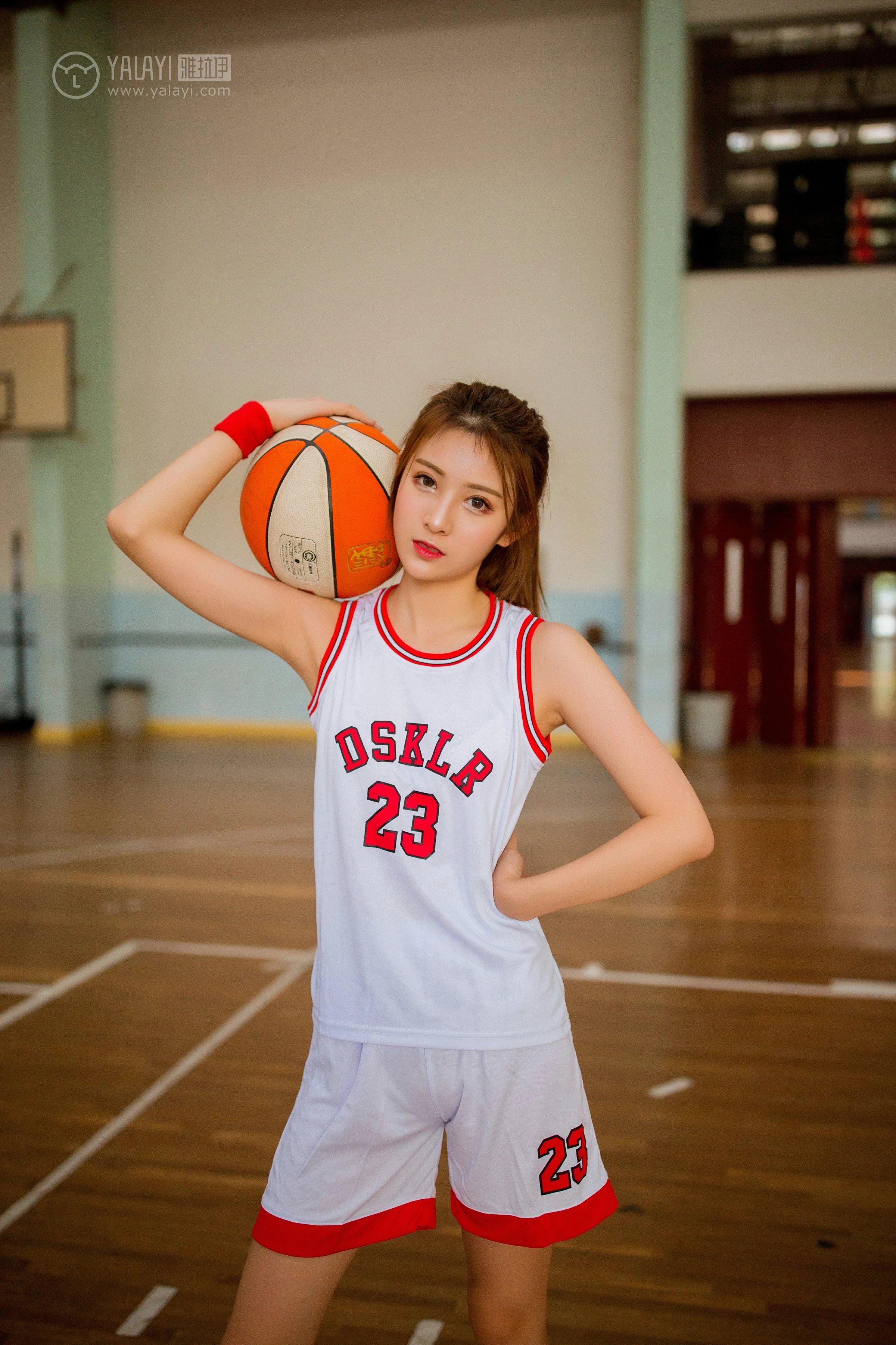 [YALAYI雅拉伊]NO.097 体育日 丸糯糯 白色运动背心加短裤性感私房写真集第9张