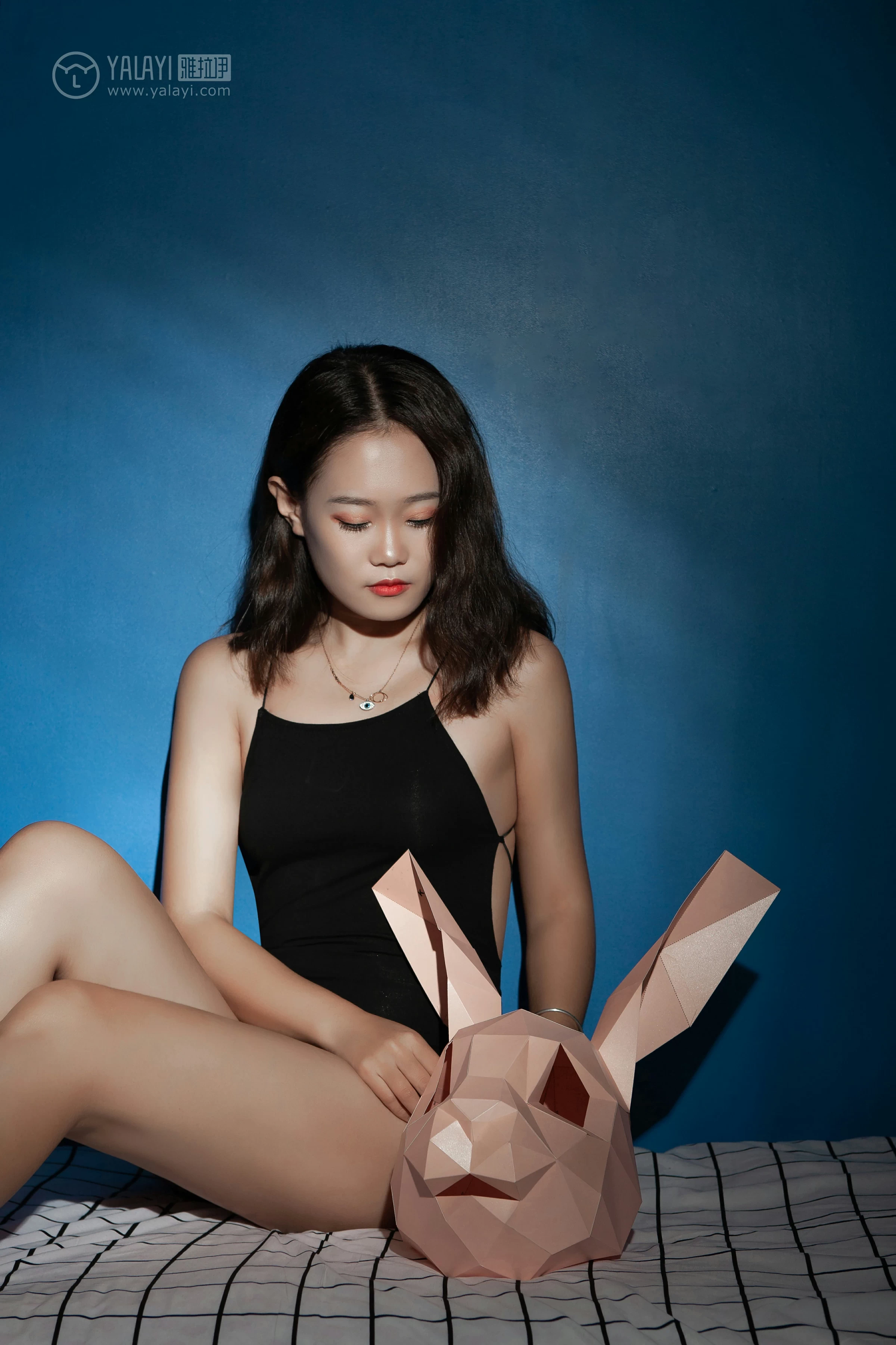 [YALAYI雅拉伊]NO.100 暗房 李晗 黑色吊带连体比基尼泳装性感私房写真集第2张