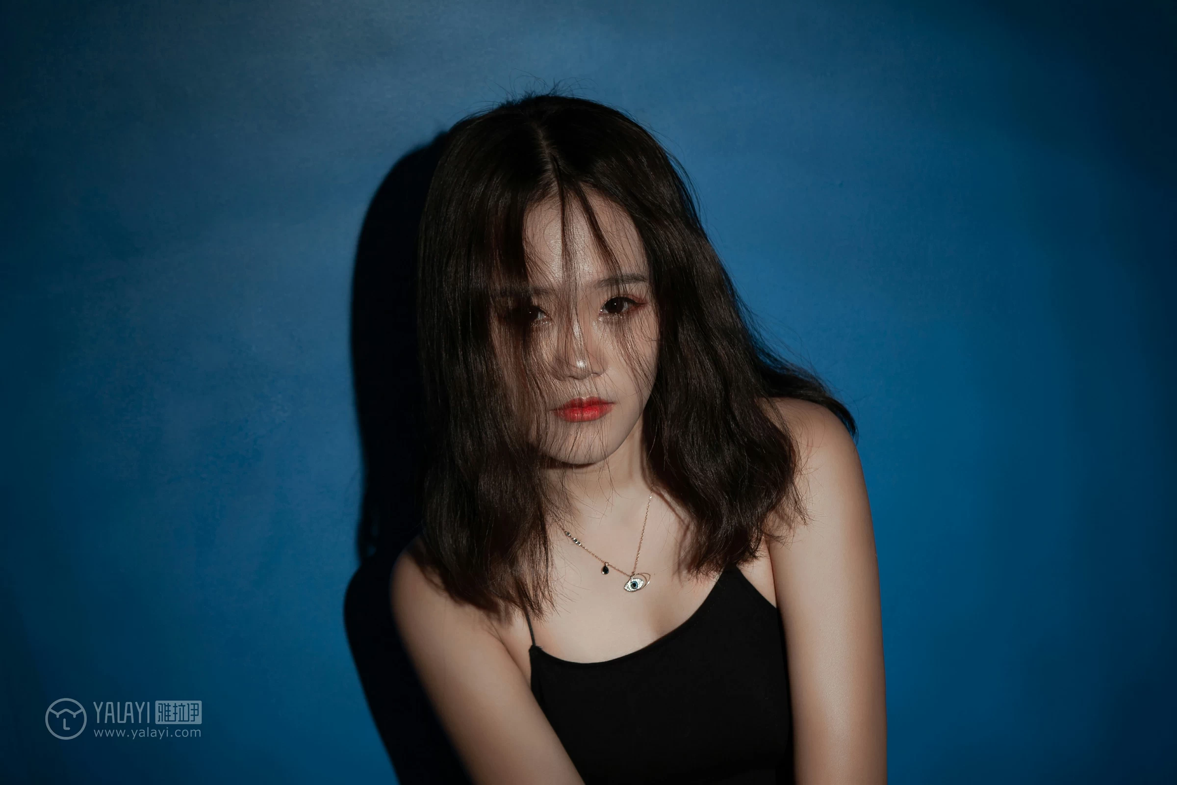 [YALAYI雅拉伊]NO.100 暗房 李晗 黑色吊带连体比基尼泳装性感私房写真集第10张