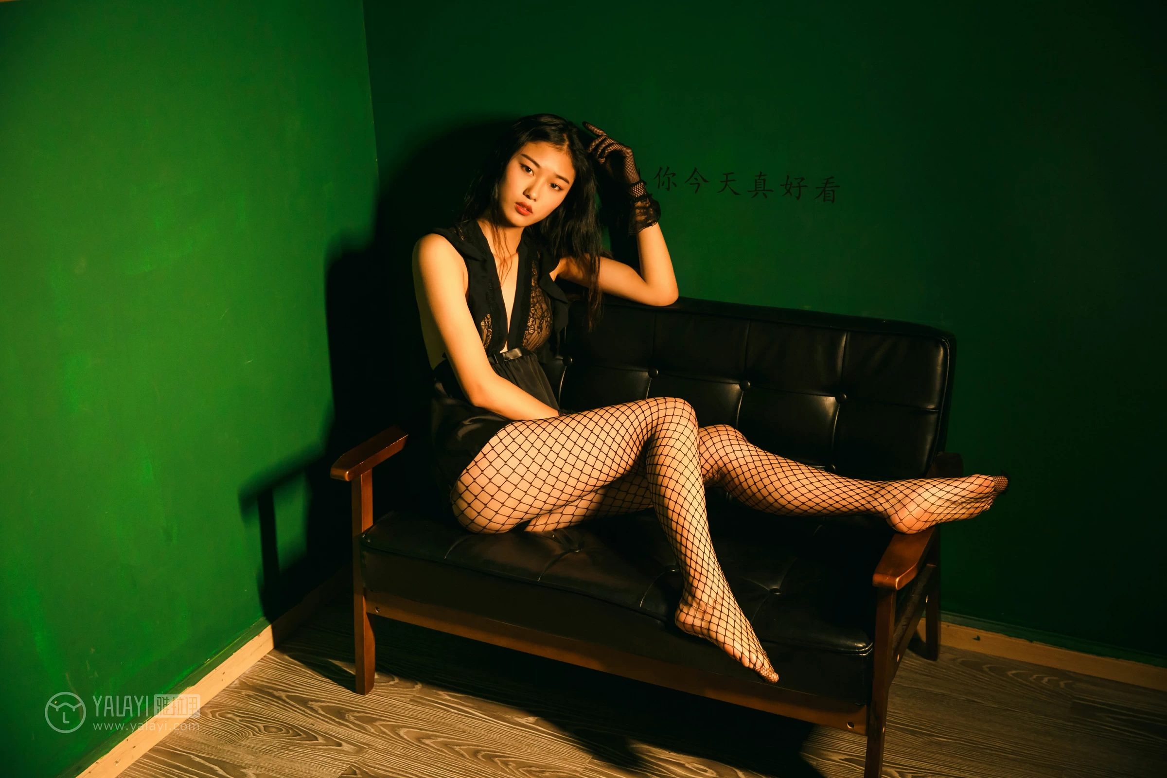 [YALAYI雅拉伊]NO.112 森系私房 和风 黑色睡衣裙与透视内衣加黑色丝袜美腿性感私房写真集第14张