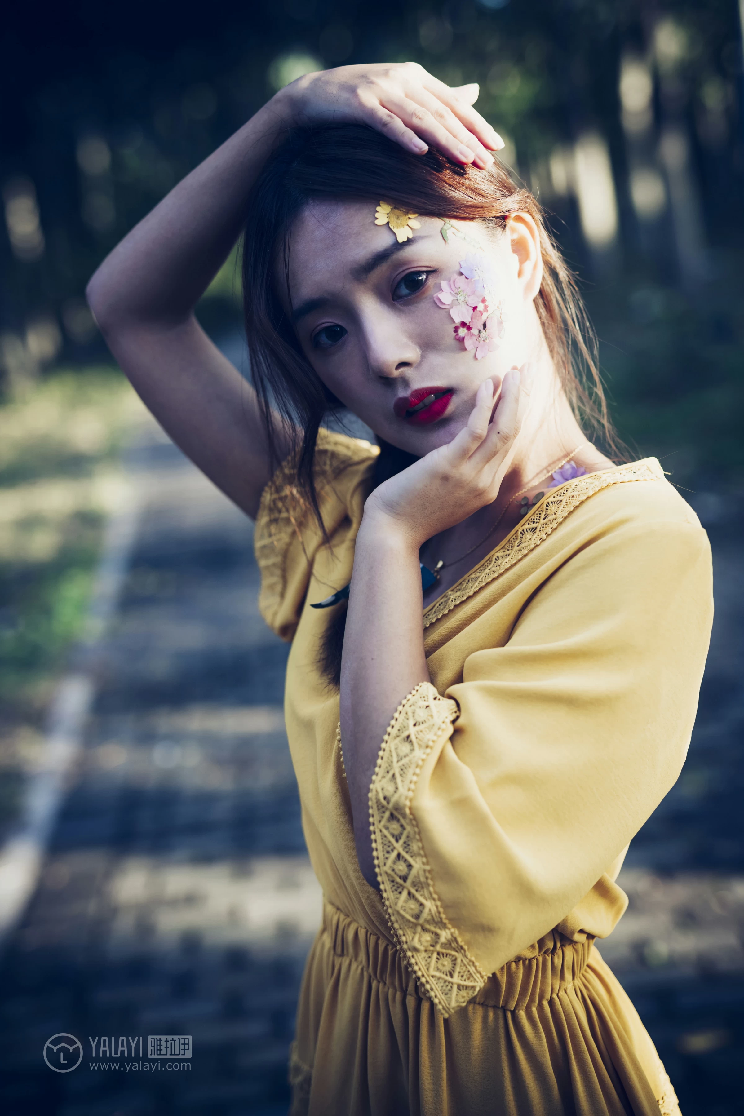 [YALAYI雅拉伊]NO.117 夏日小清新 白日梦 黄色蕾丝连衣裙清纯私房写真集第16张