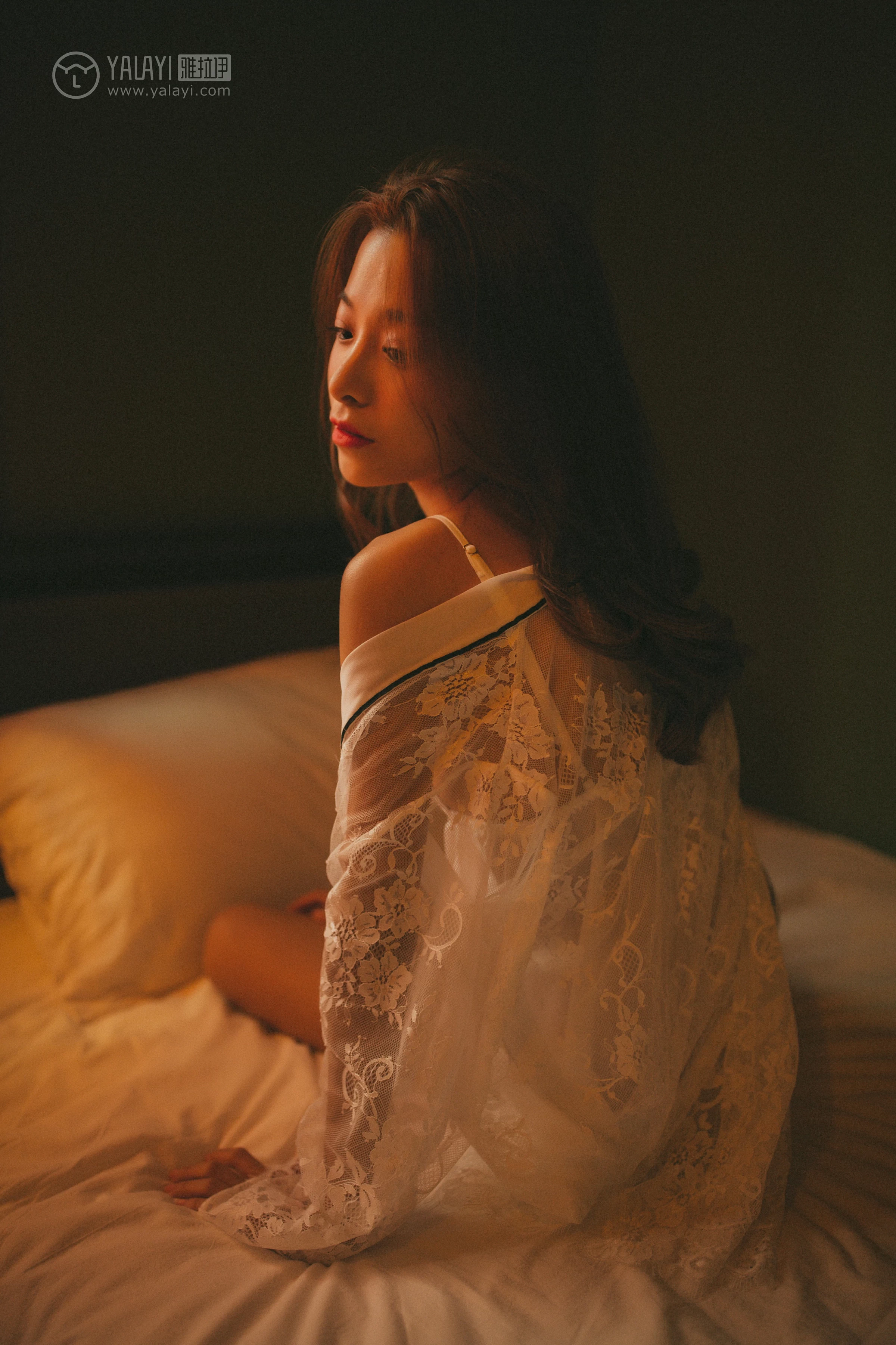 [YALAYI雅拉伊]NO.116 我在等你 倩微微 透视镂空睡衣加白色蕾丝情趣内衣性感私房写真集第10张