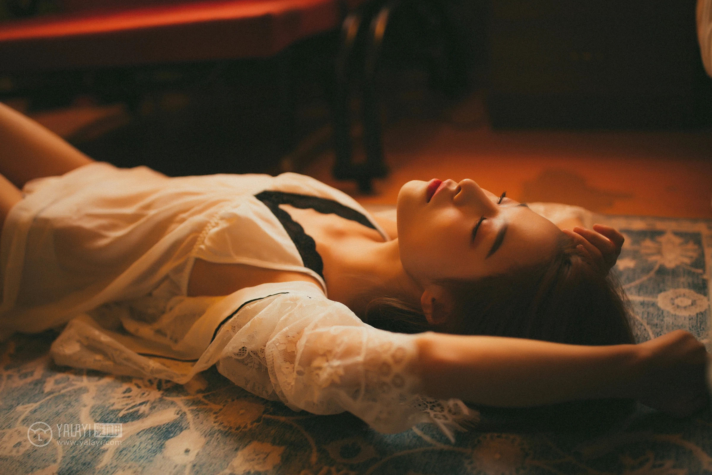 [YALAYI雅拉伊]NO.116 我在等你 倩微微 透视镂空睡衣加白色蕾丝情趣内衣性感私房写真集第13张