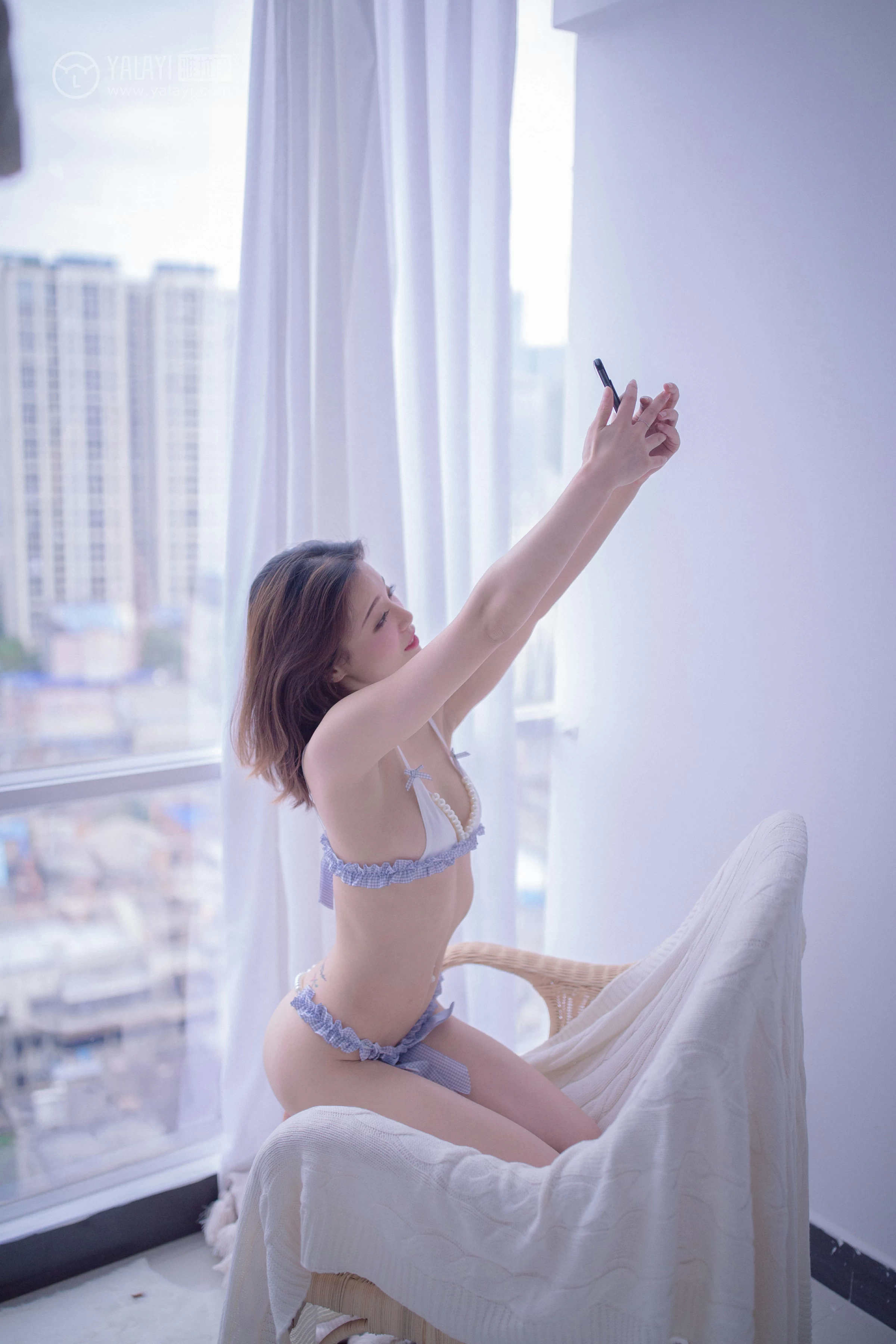 [YALAYI雅拉伊]NO.123 瘾少女 牵着猫的妹子 白色衬衫加情趣内衣性感私房写真集第14张