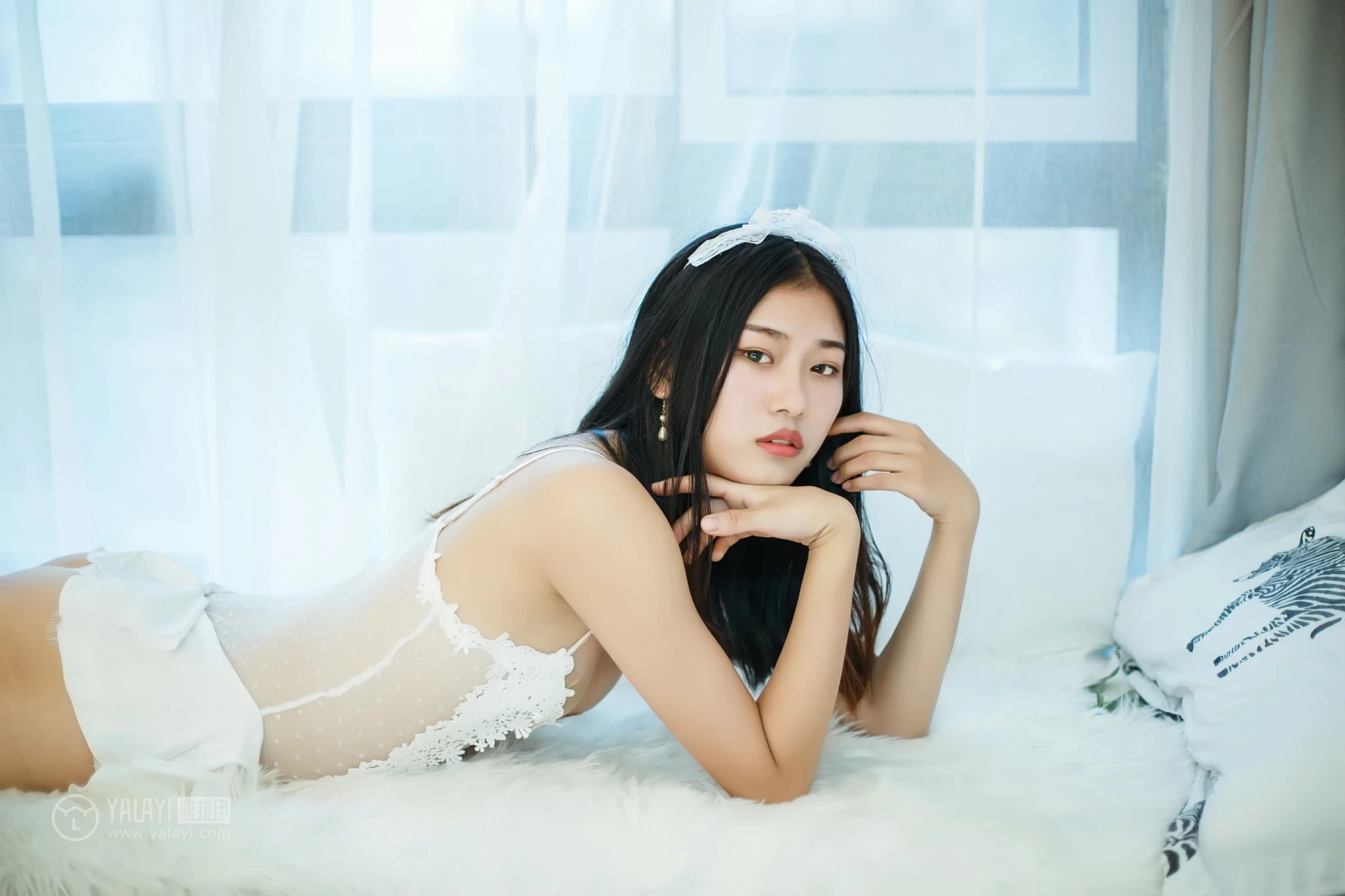 [YALAYI雅拉伊]NO.124 邻家小姐姐 和风 白色透视蕾丝内衣加情趣渔网袜性感私房写真集第8张