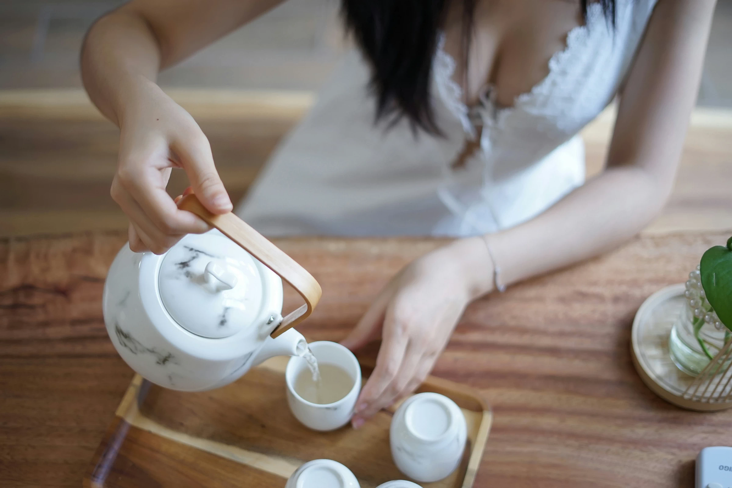 [YALAYI雅拉伊]NO.127 壹日 塔塔 白色吊带睡衣加蕾丝内衣性感私房写真集第6张